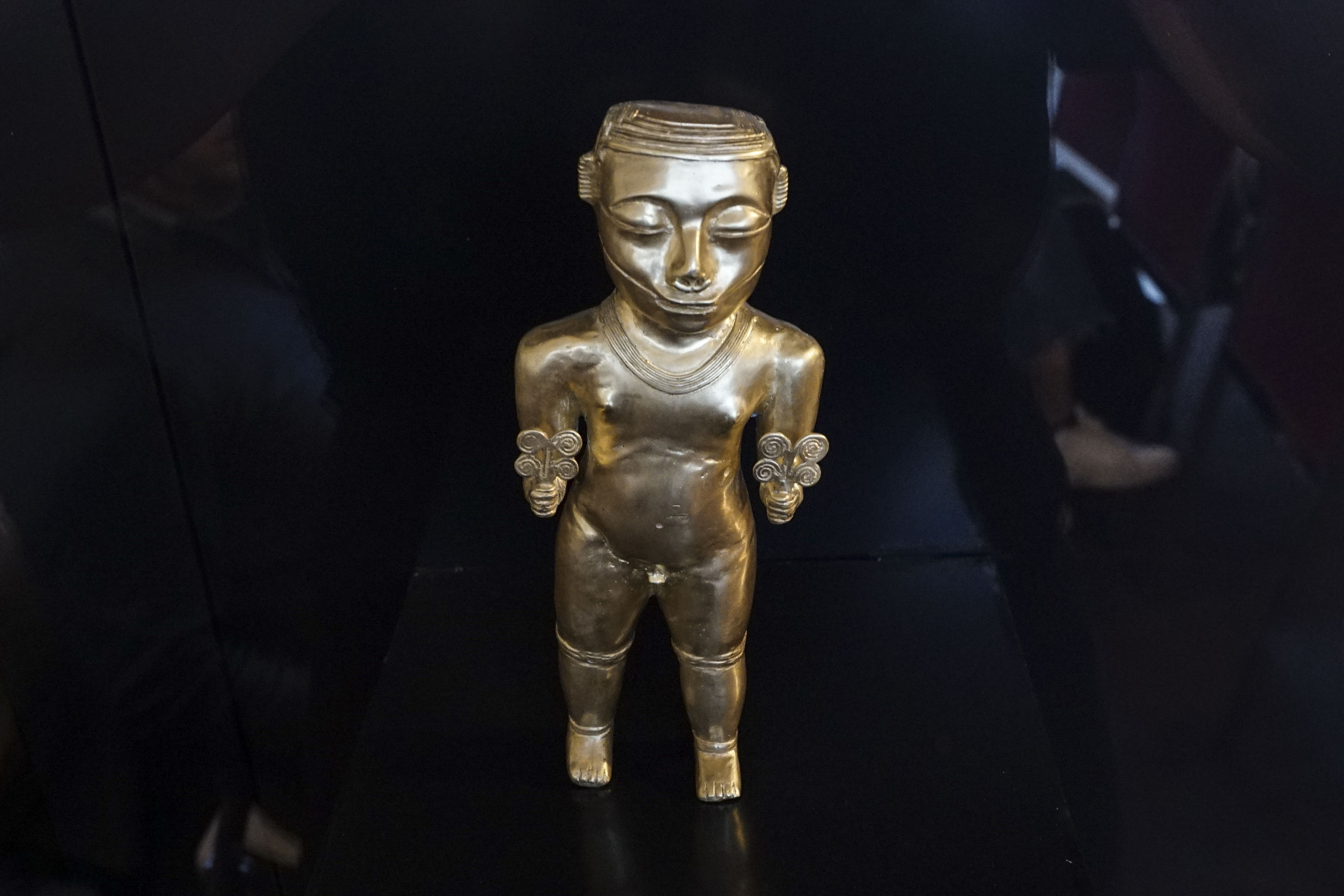 Kolonbiak Espainiari galdegiten dion Quimbaya altxorreko pieza bat. IRENE ESCUDERO / EFE