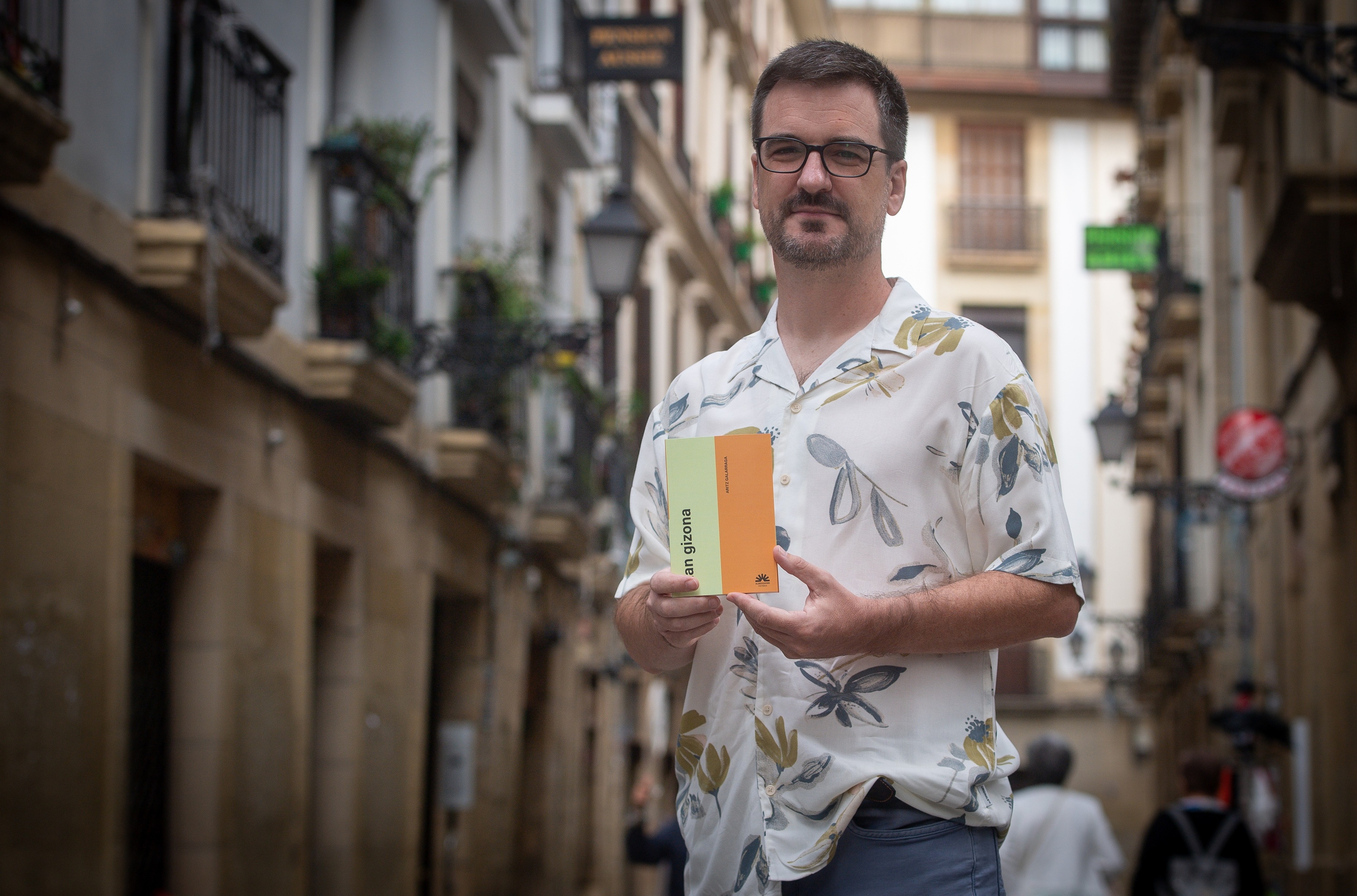 Aritz Galarraga 'Izan gizon' liburuaren aurkezpenean, gaur, Donostian. GORKA RUBIO / FOKU