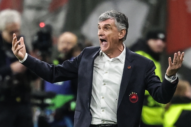 Jose Luis Mendilibar Olympiacosen norgehiagoka bat zuzentzen. FRIEDEMANN VOGUEL/ EFE