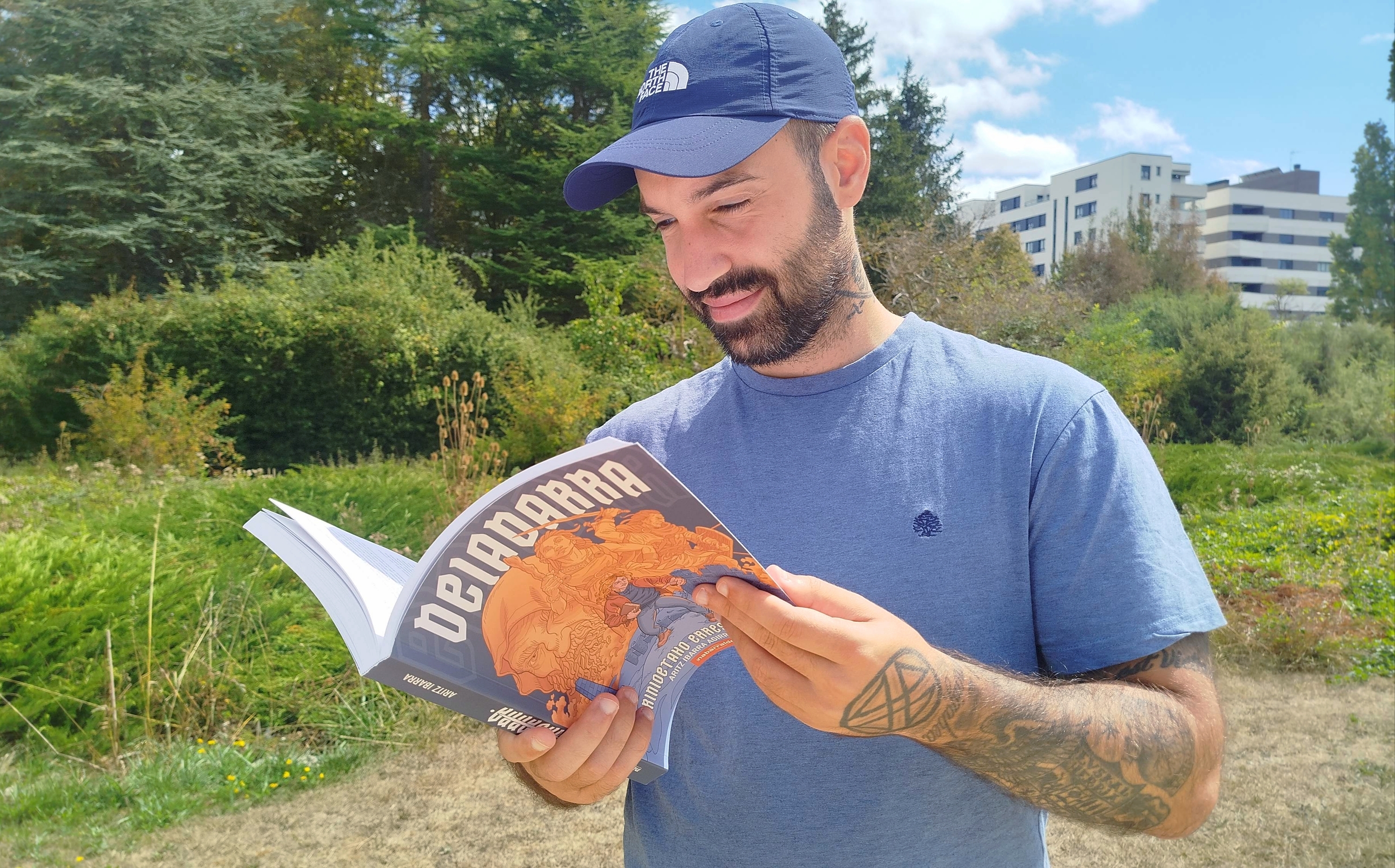 Aritz Ibarra, 'Deiadarra' liburu ilustratua eskuetan duela. ARITZ IBARRAK UTZITAKOA