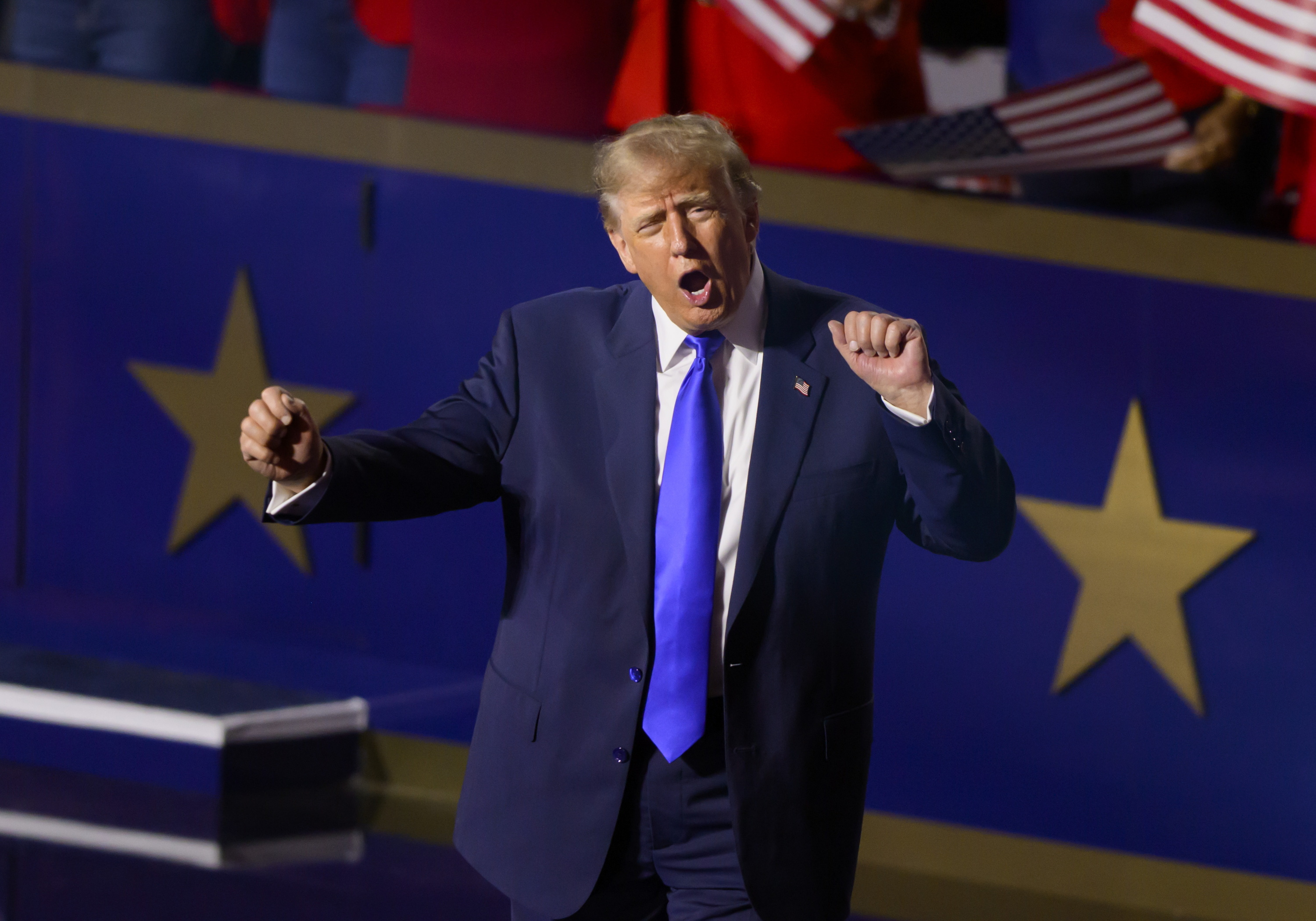 Donald Trump dantzan, Dallasen, gaur, Alderdi Errepublikanoa Dallasen egiten ari den kongresuan. ALBERT PENA / EFE