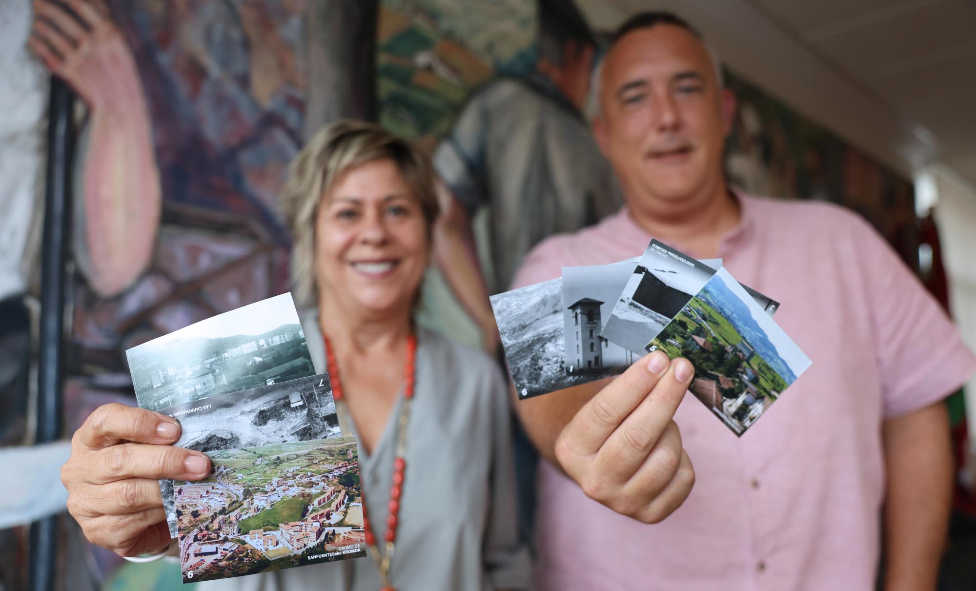 Maitana Martiinez Goiri Abantoko Ekonomia Sustapeneko, Merkataritzako eta Turismoko zinegotzia eta Iñaki Urrutia del Cura alkatea asteazkenean, bildumako kromoetako batzuekin. OSKAR MATXIN EDESA / FOKU