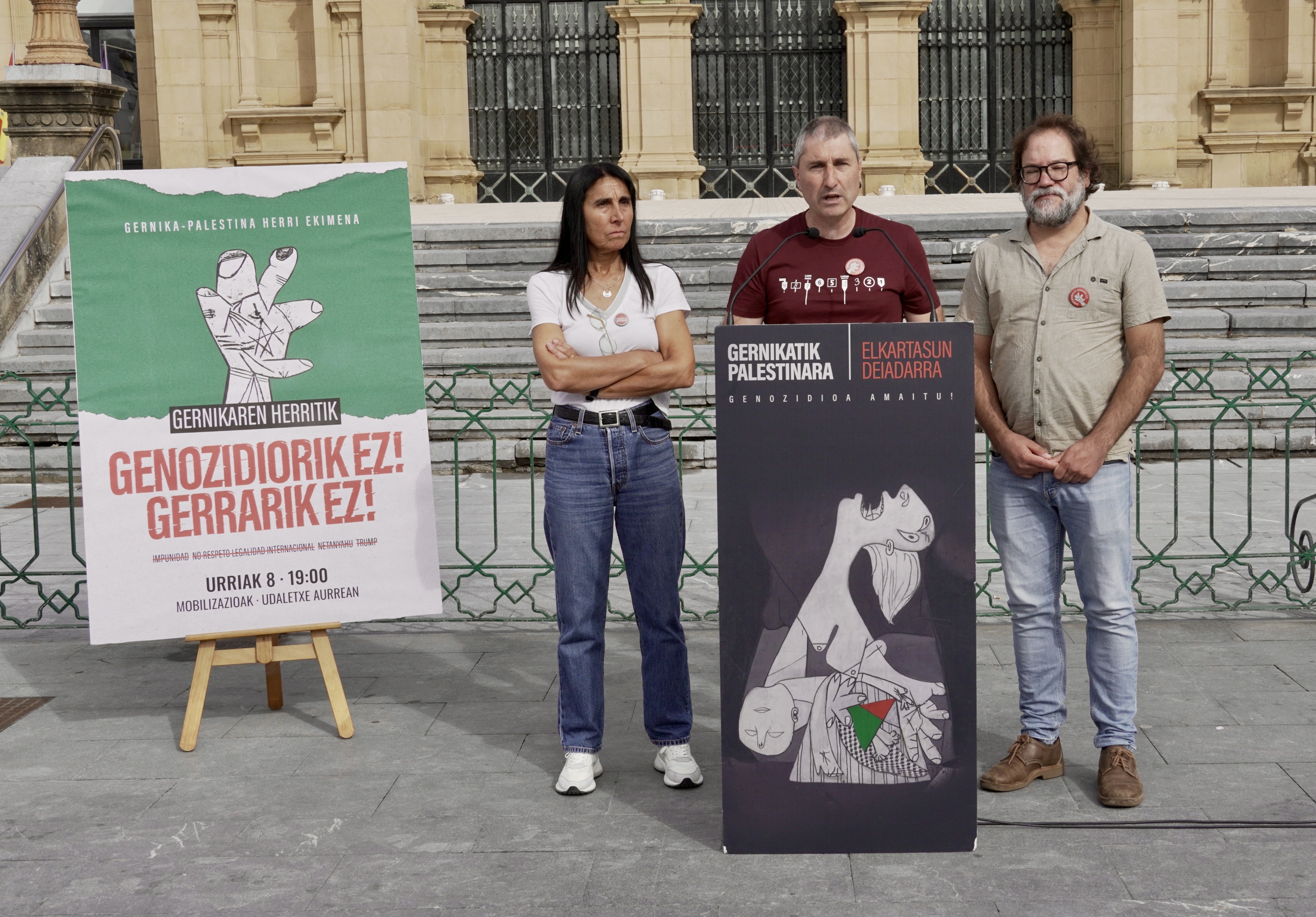 Gernika-Palestina plataformako kideen agerraldia gaur, Donostian. ANDONI CANELLADA / FOKU