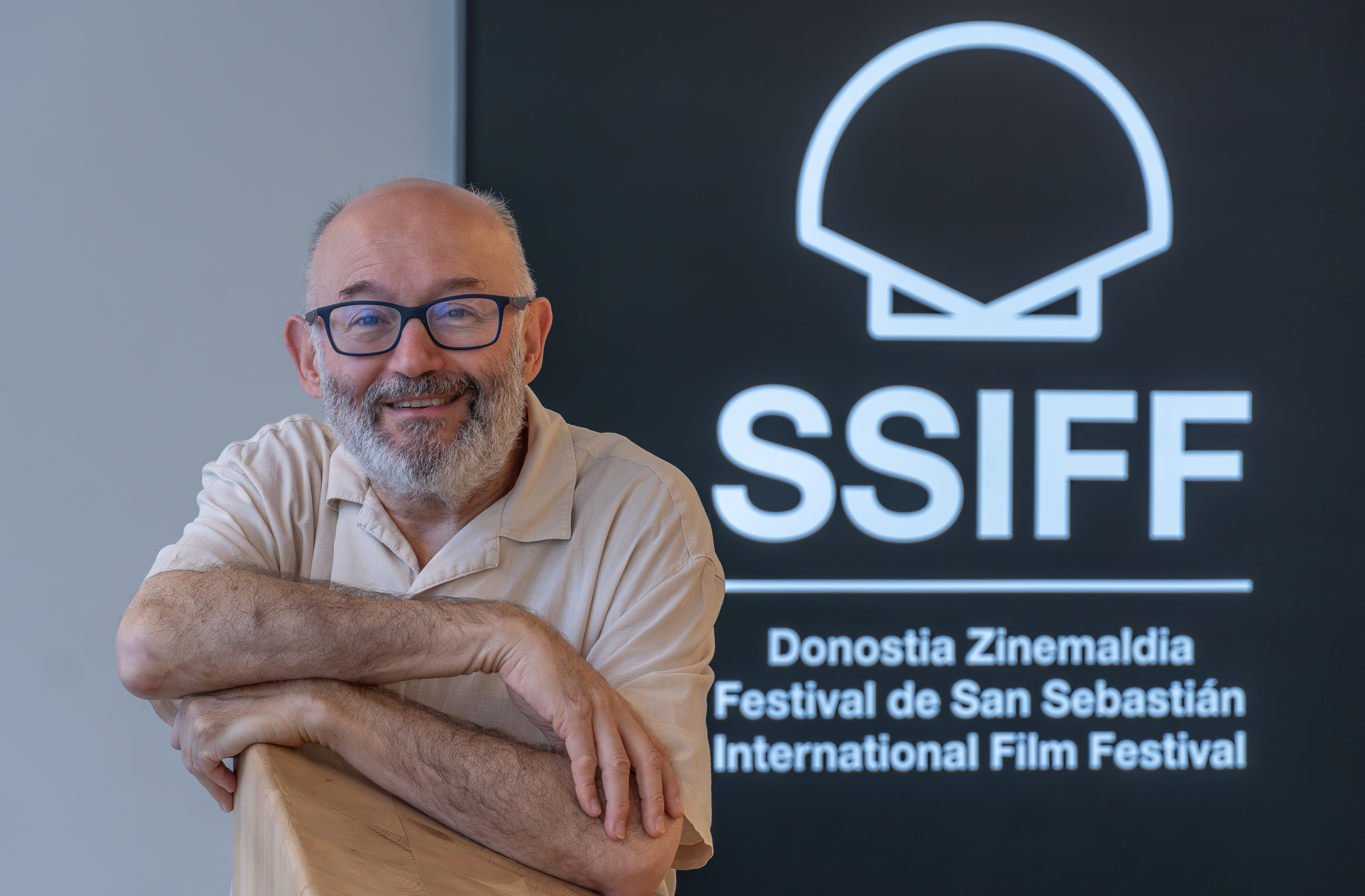 Jose Luis Rebordinos, Donostiako Zinemaldiaren egoitzaren atarian. ANDONI CANELLADA / FOKU