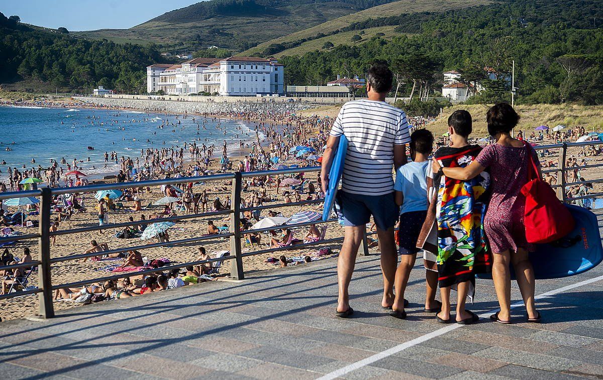 Gorlizko hondartza, joan den ostiralean. Itsasgoran hustu egin behar izan zuten, beste hainbatetan bezala. LUIS JAUREGIALTZO / FOKU