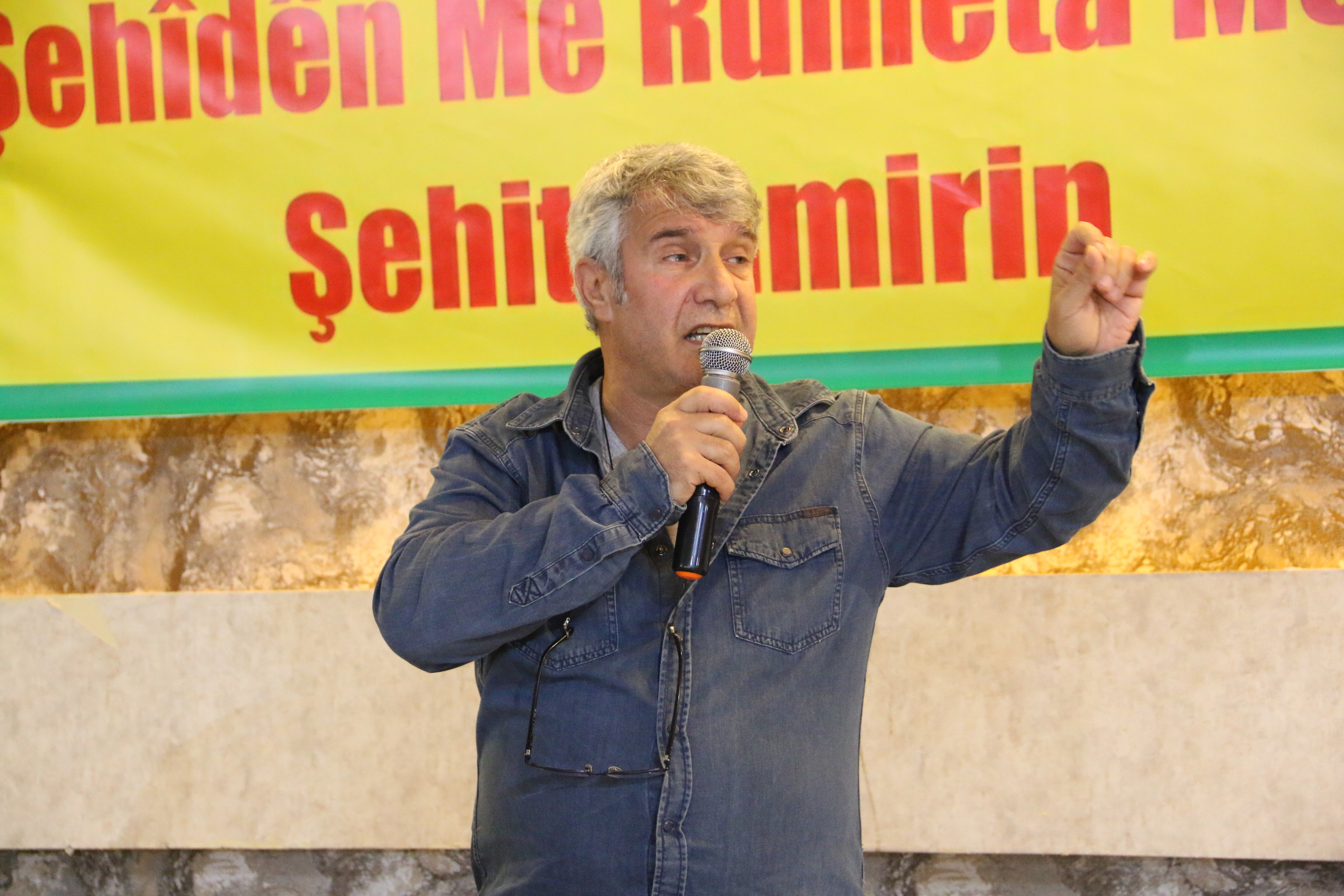 Veysi Aktas duela gutxi Diyarbakirren, PKKko miliziano hilei egindako omenaldi batean. MA 