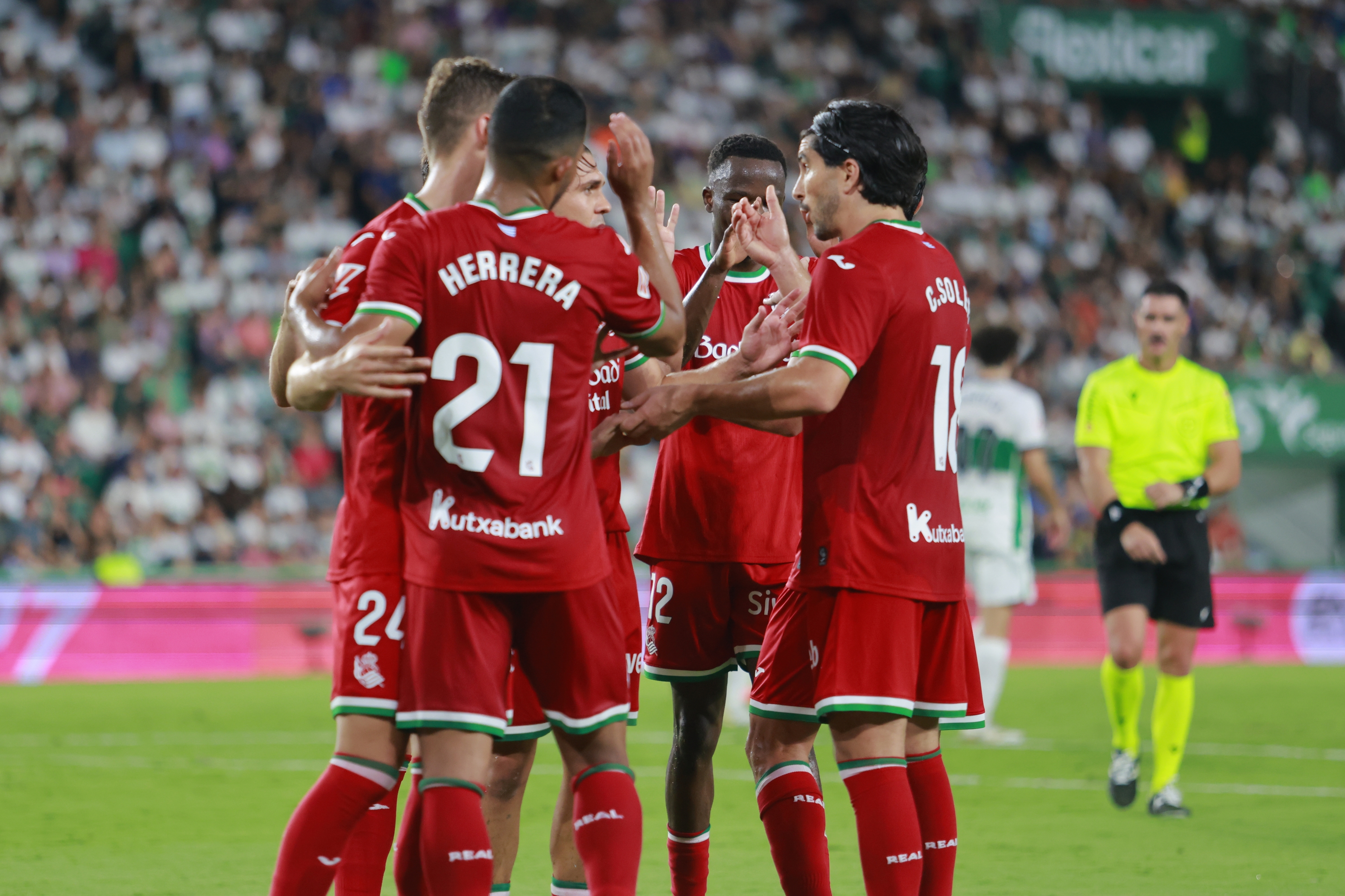 Realeko jokalariak Elxi sartutako goletako bat ospatzen. PABLO MIRANZO / EFE