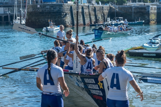 Arraun Lagunak-eko arraunlariak, gaur, entrenamendu bukaeran. ANDONI CANELLADA / FOKU Arraun Lagunak-eko arraunlariak, gaur, entrenamendu bukaeran. ANDONI CANELLADA / FOKU