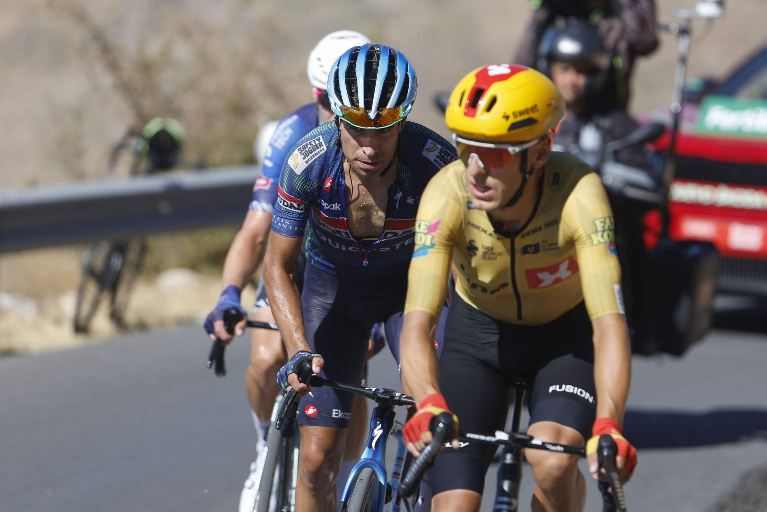 Landa Johannessenen atzean, Alguacil mendatea igotzen. JAVIER LIZON / EFE