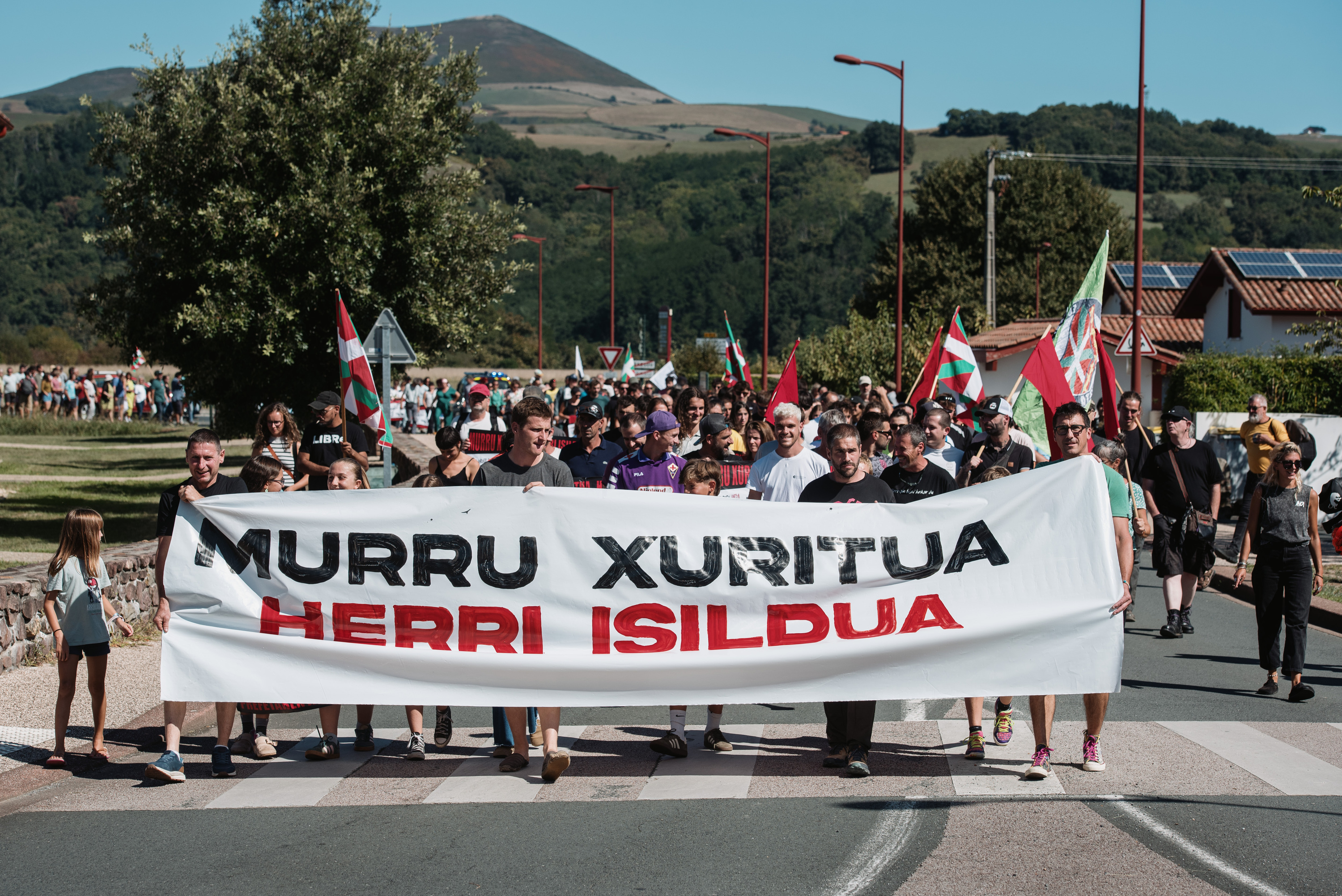 Txomin Olhagarairen murala ezabatzearen kontrako manifestazioa, Itsasun. GUILLAUME FAUVEAU