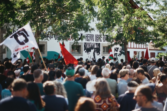 Txomin Olhagarairen murala ezabatzearen kontrako manifestazioa, Itsasun. GUILLAUME FAUVEAU