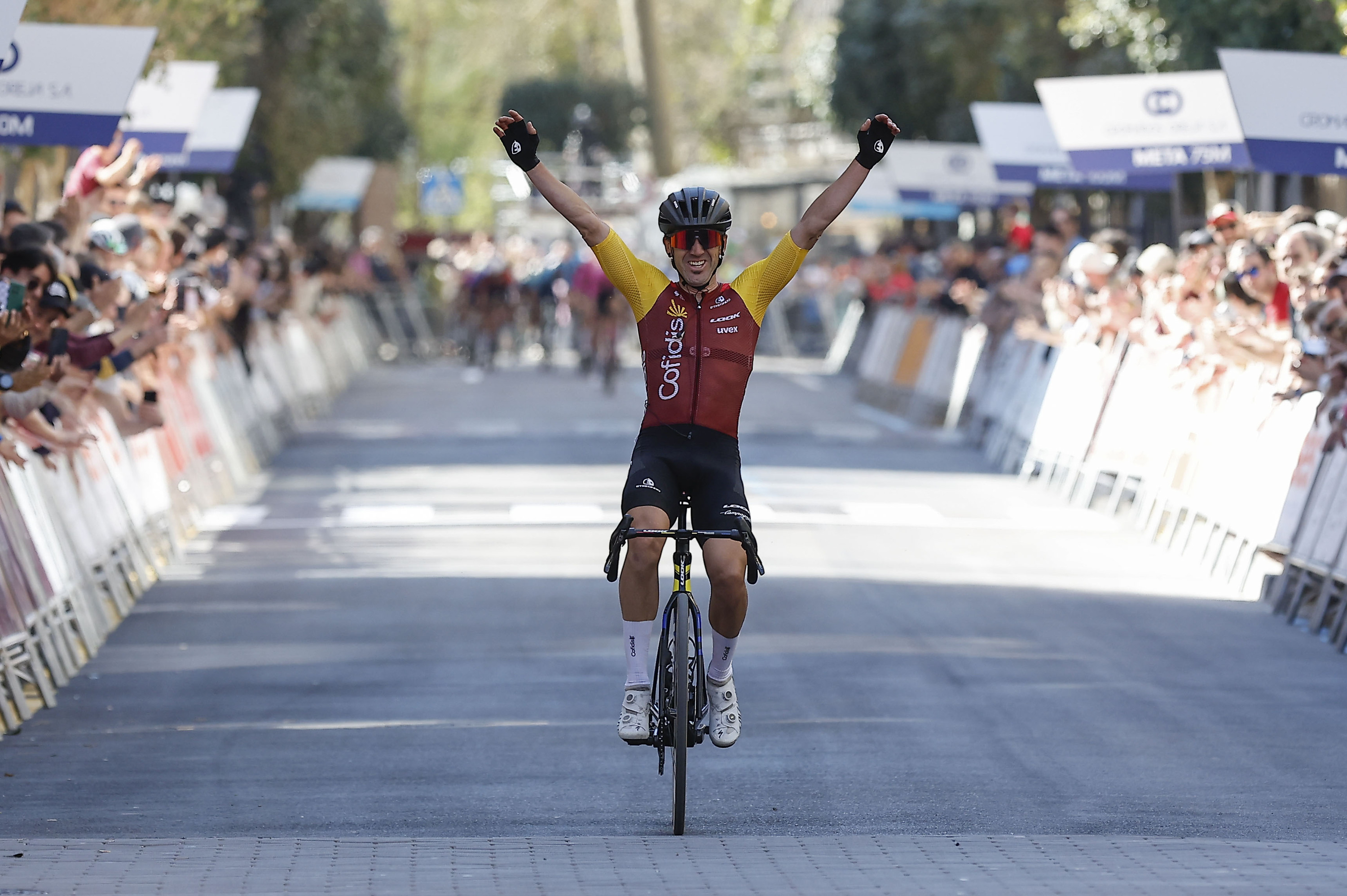 Ion Izagirre, Miguel Indurain Sari Nagusiko helmugan. VILLAR LOPEZ / EFE