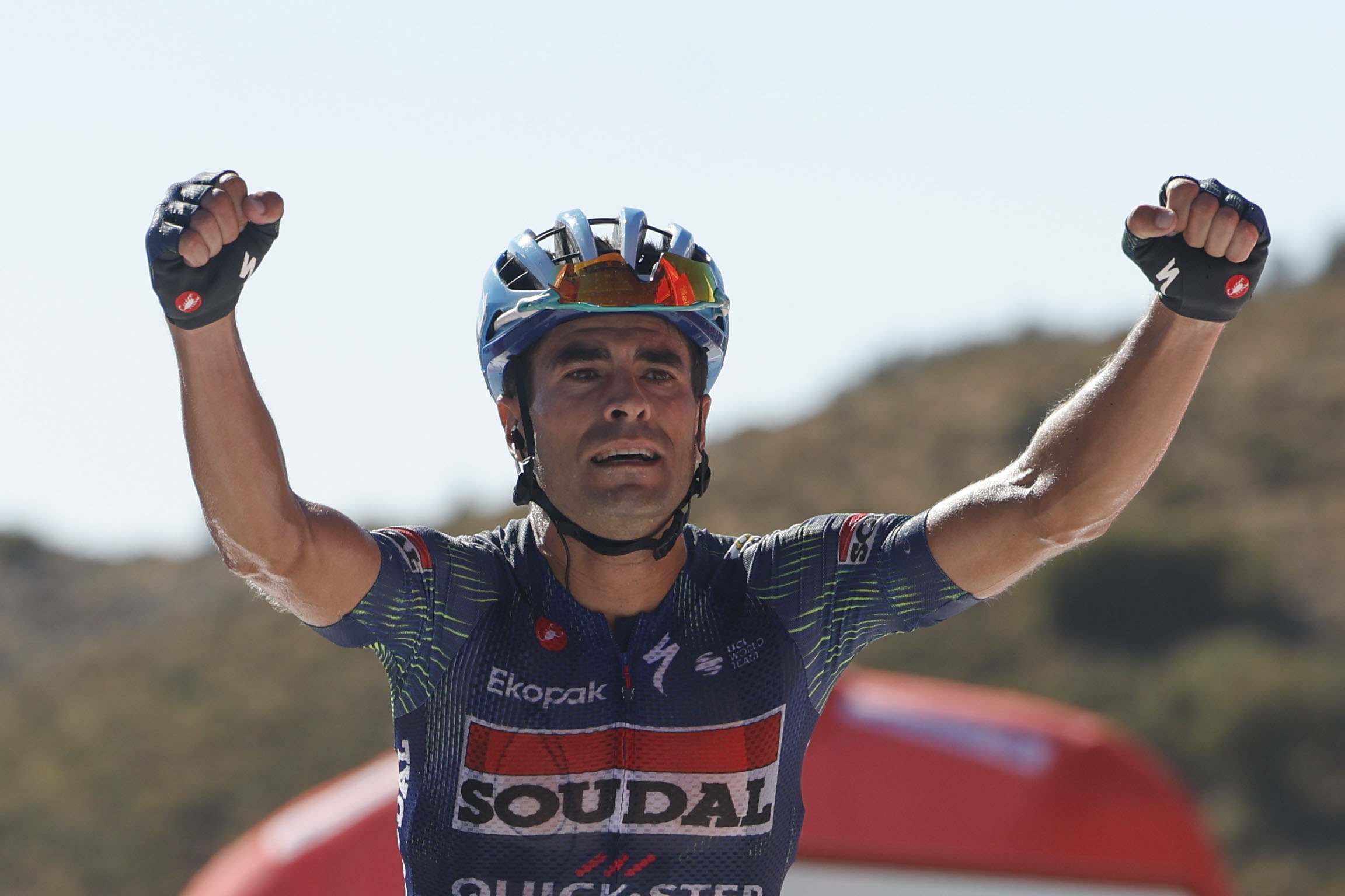Mikel Landa, besoak altxata, garaipena ospatzen, helmugan. JAVIER LIZON / EFE