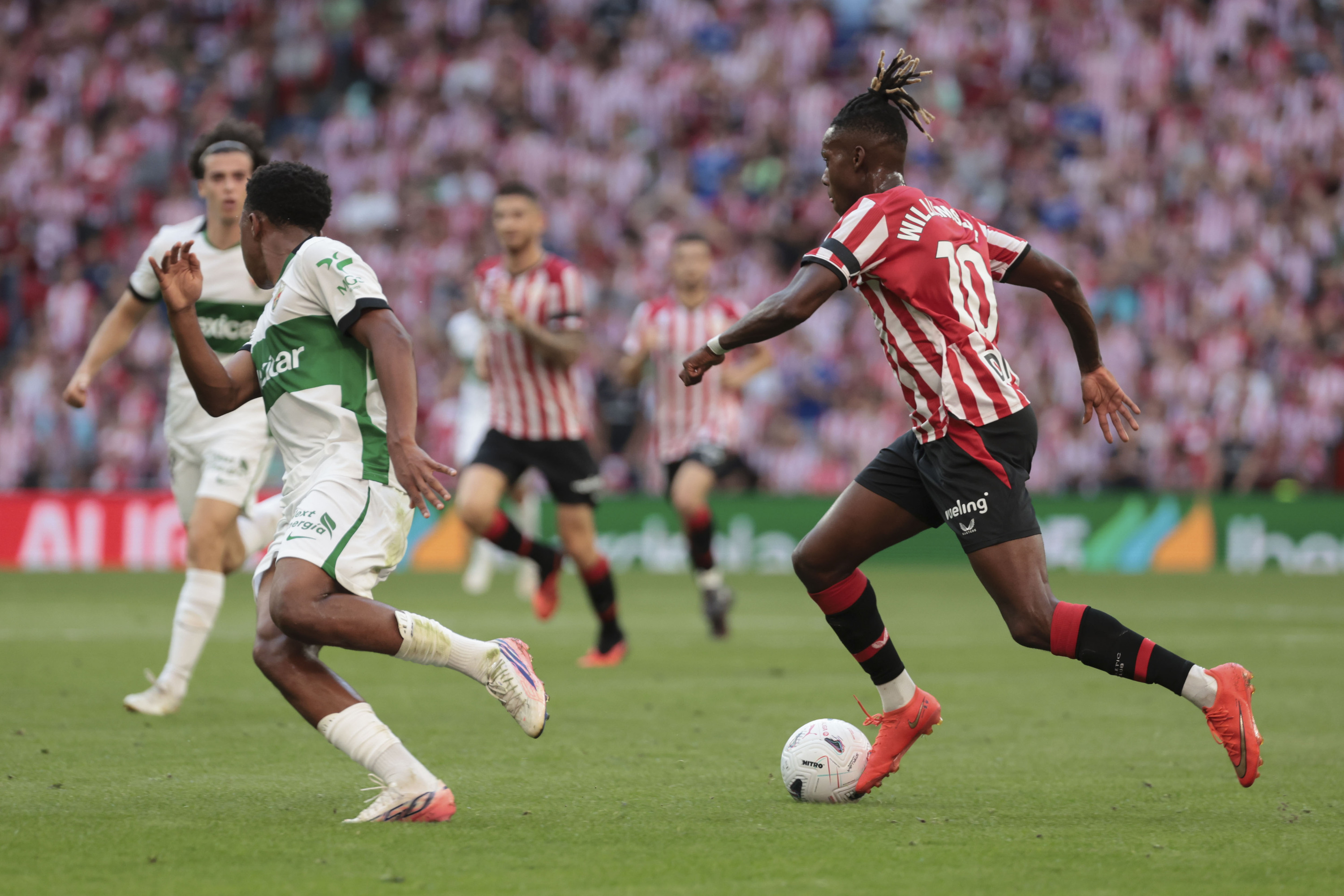 Nico Williams, erasoko jokaldi batean. LUIS TEJIDO / EFE
