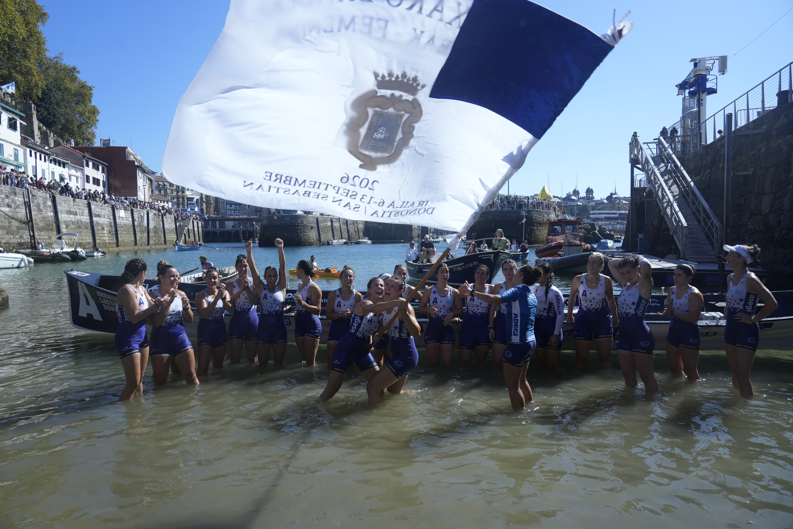 Arraun Lagunak Kontxako Bandera irabazi izana ospatzen, arrapalan bandera astinduz. ANDONI CANELLADA / FOKU