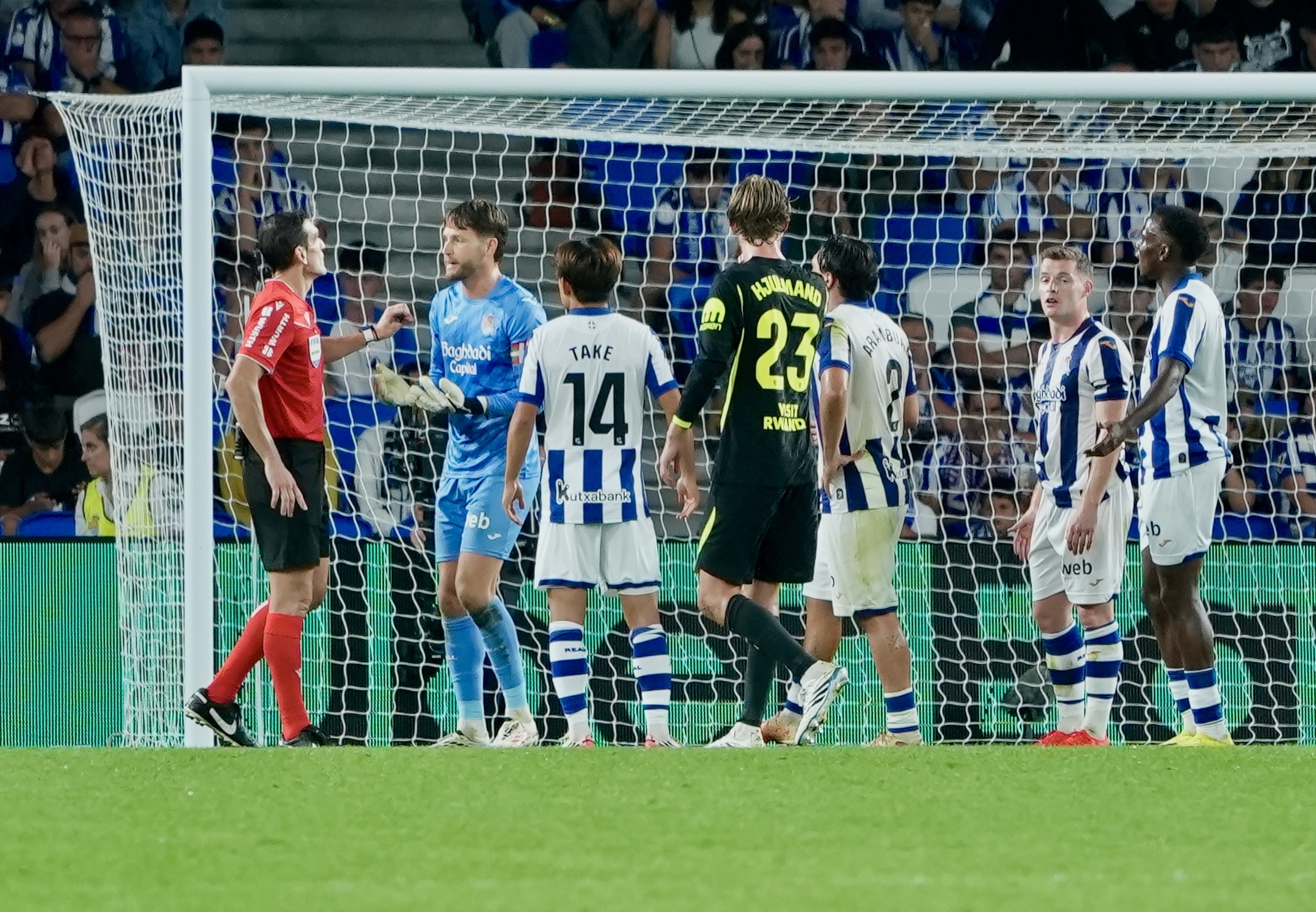 Realeko jokalariak epailearekin hitz egin nahian, penaltia adierazi ostean. ANDONI CANELLADA / FOKU