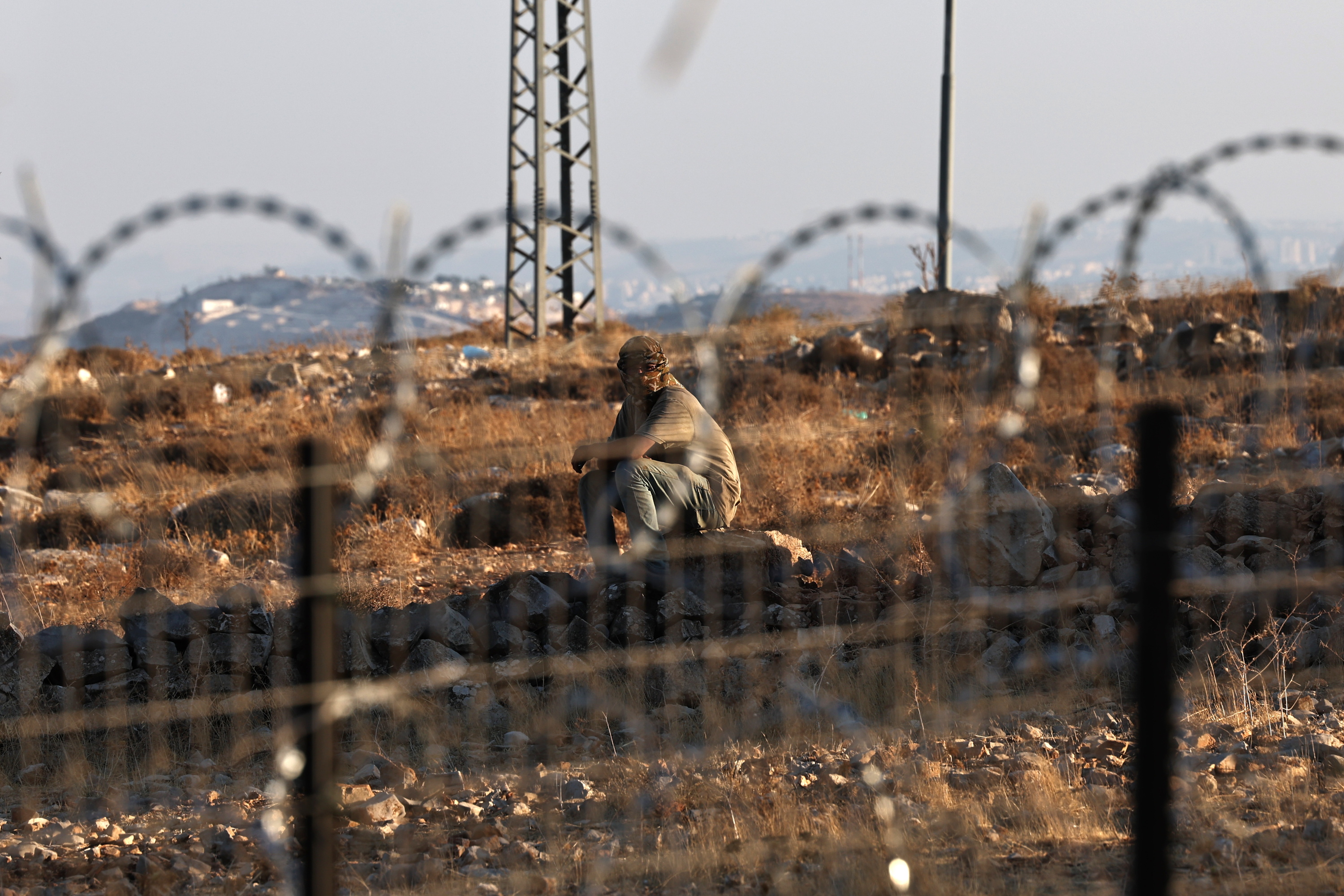 Kolono israeldar bat palestinar batzuen etxera begira, herenegun, Zisjordanian. ATEF SAFADI / EFE