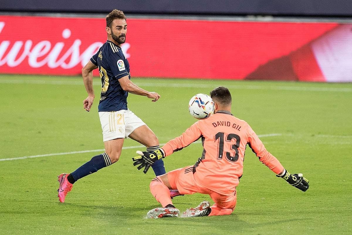 Adrian Lopez, lehen gola sartzear. OSASUNA