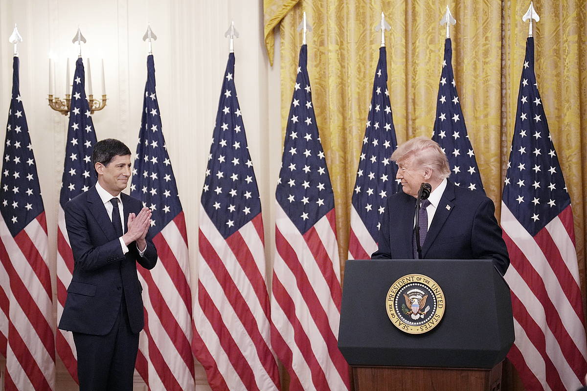 Kevin Warsh Donald Trumpekin, joan den maiatzean, Erreserba Federaleko presidente karguaren zina egiteko ekitaldian. YURI GRIPAS / EFE
