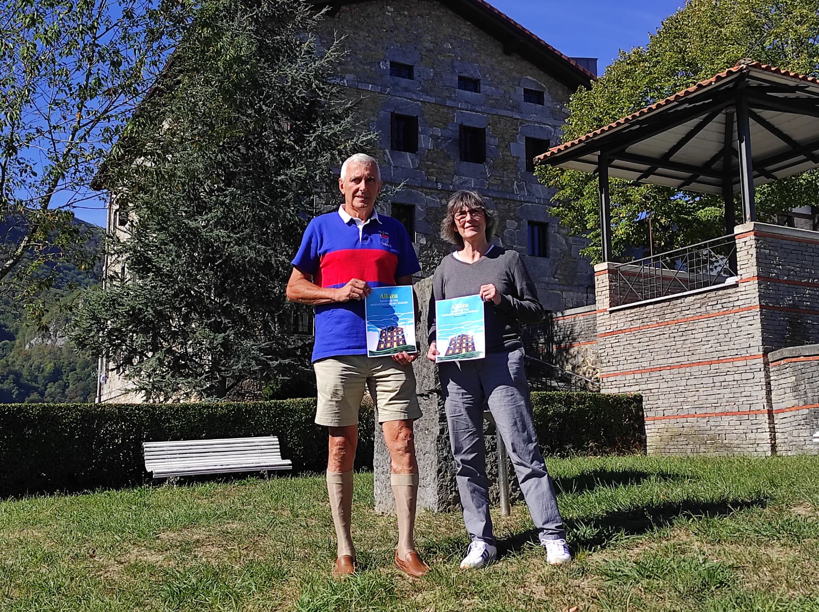 Iñaki Irazabalbeitia eta Garbiñe Ubeda gaur, Alkizako barnetegia izandako eraikinaren parean. IGOR BAIGORRI