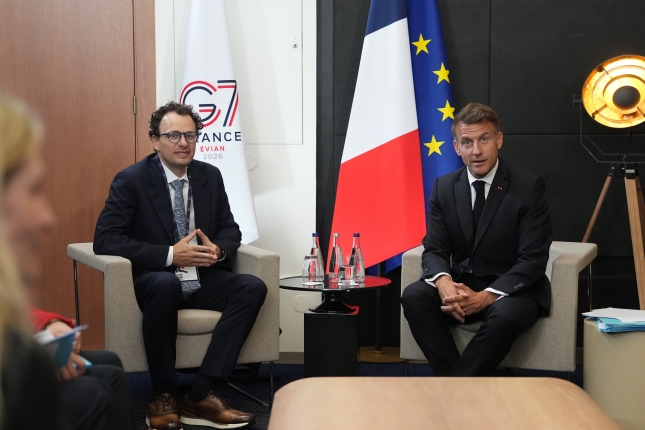 Dario Amadei Emmanuel Macron Frantziako presidentearekin, ekainean. THIBAULT CAMUS / EFE
