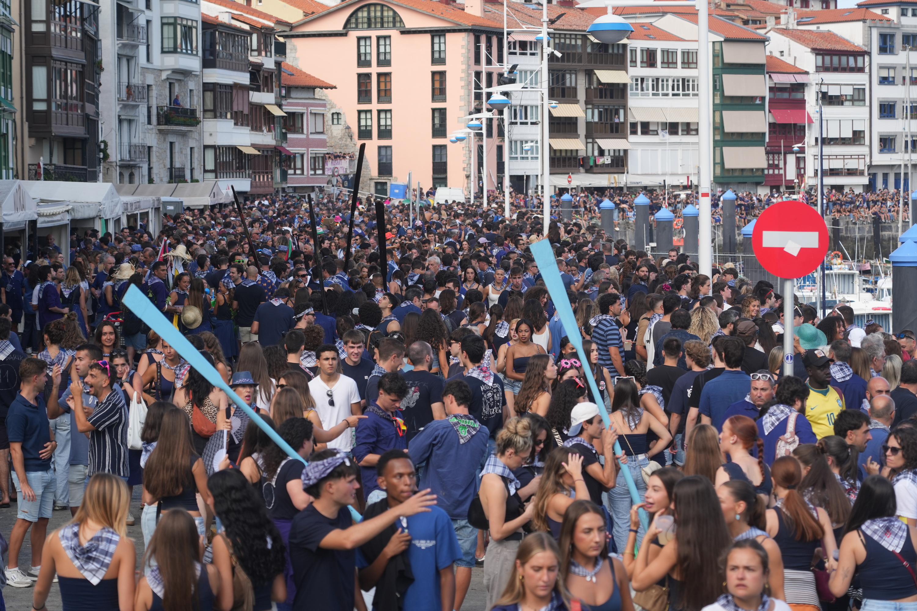 Jendetza Lekeitioko portuan, joan den irailaren 5ean, Antzara Egunean. JON URBE / FOKU