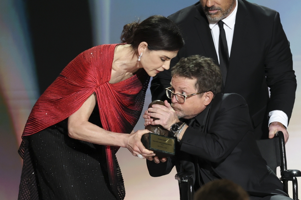 Michael J. Fox Bob Hope Humanitarian Award saria jasotzen. Michael J. Fox Bob Hope Humanitarian Award saria jasotzen.