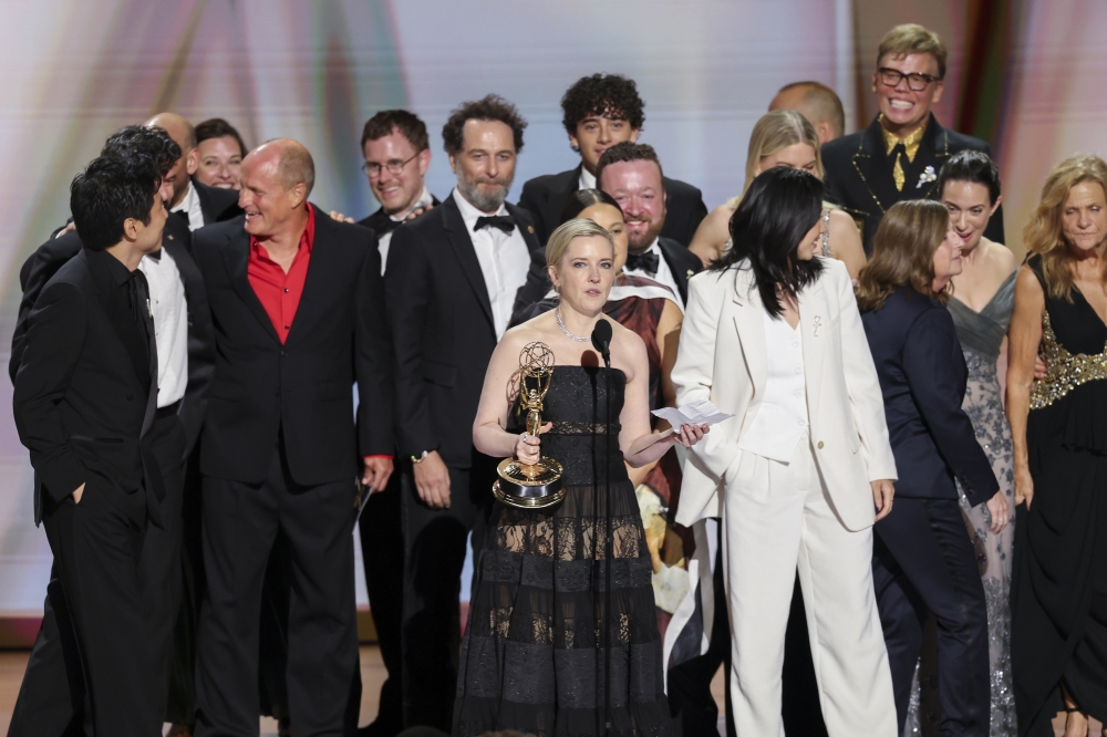 Katie Dippold Emmy saria jasotzen, 'Widow's Bay' telesailari esker Katie Dippold Emmy saria jasotzen, 'Widow's Bay' telesailari esker