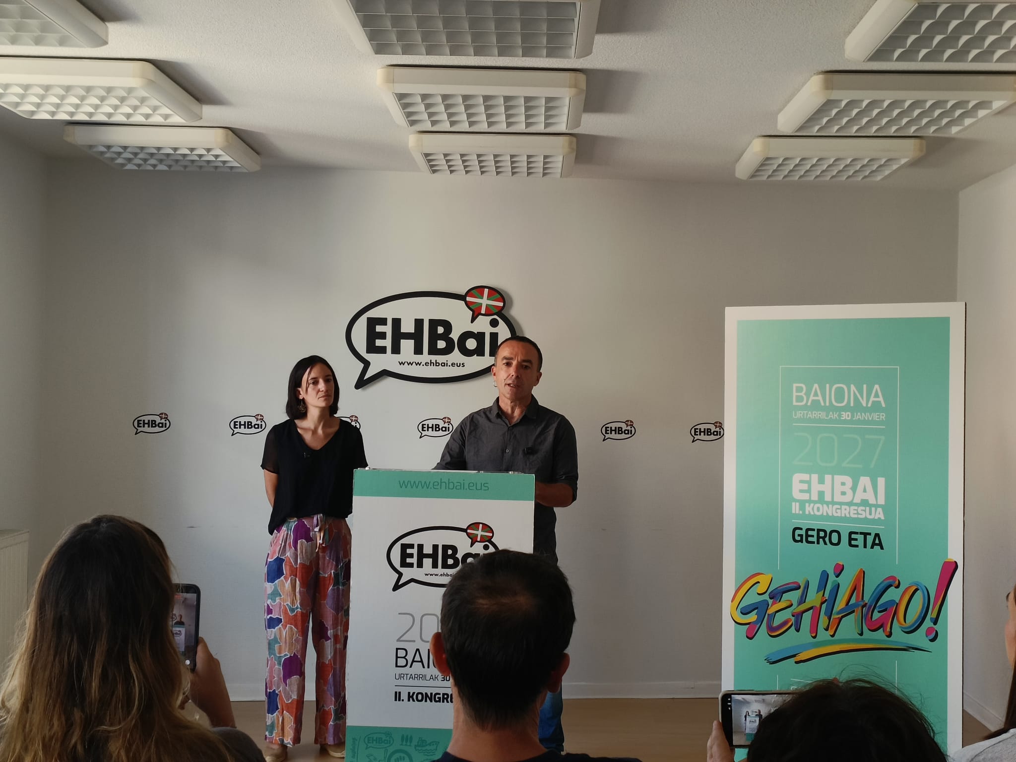Mathilde Hary EH Baiko bozeramailea eta Mikel Irastorza zuzendaritzako kidea, alderdiaren sartzeko prentsaurrekoan, gaur goizean, Baionan. L.C.E.