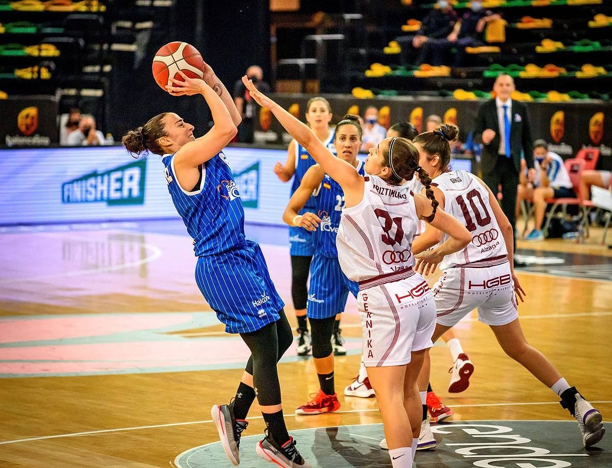 Silvia Dominguez jokalaria (Perfumerias), jaurtiketa bat egiten, Lointekeko Itziar Ariztimuñoren defentsaren aurrean, atzo, Bilbon. JAVIER ZORRILLA / EFE