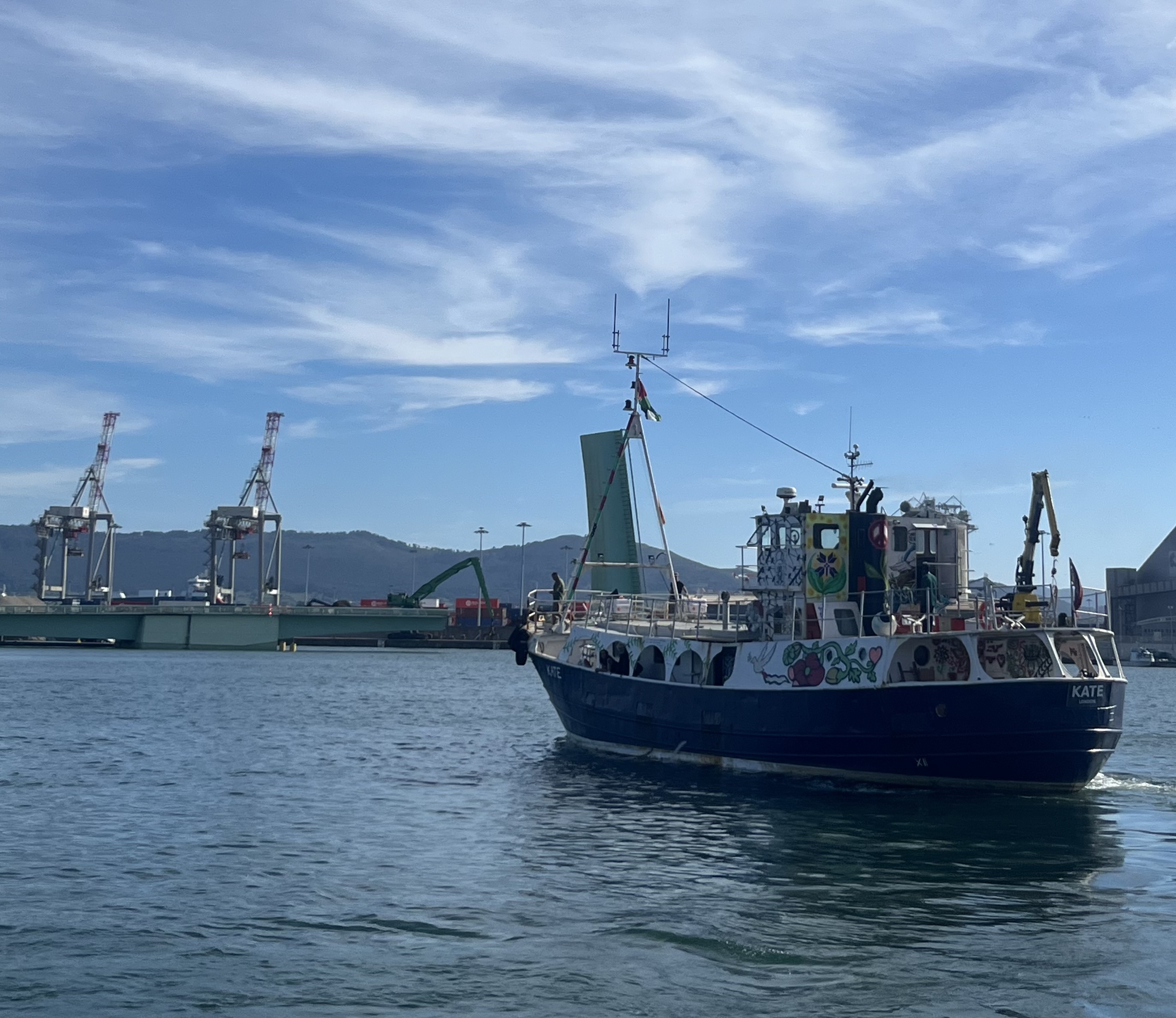 Askatasunaren Flotillako 'Kate' ontzia, portu batera gerturatzen. BERRIA