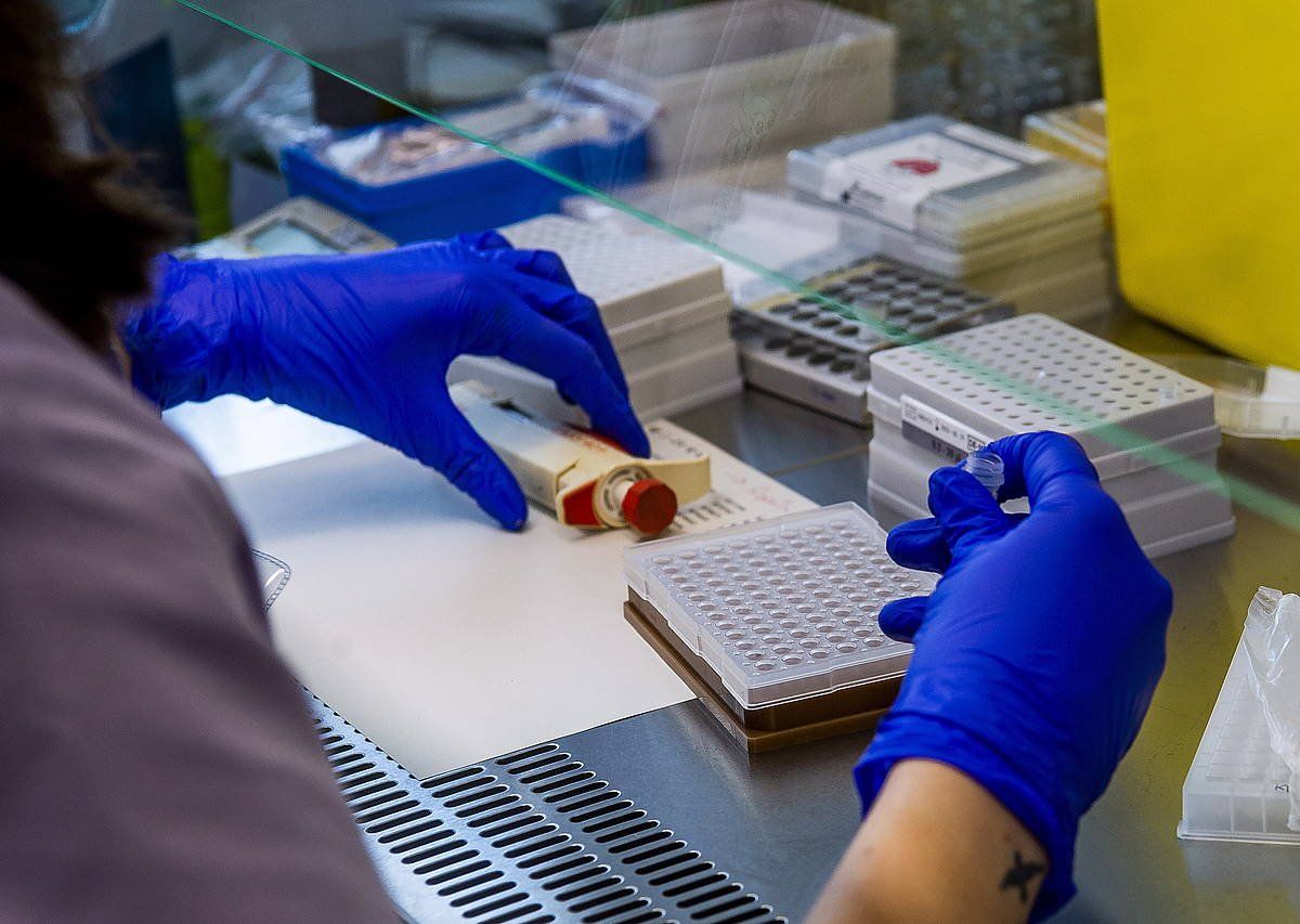 PCR probak egiten dituzten laborategi bat, Gurutzetako Ospitalean. LUIS JAUREGIALTZO, FOKU
