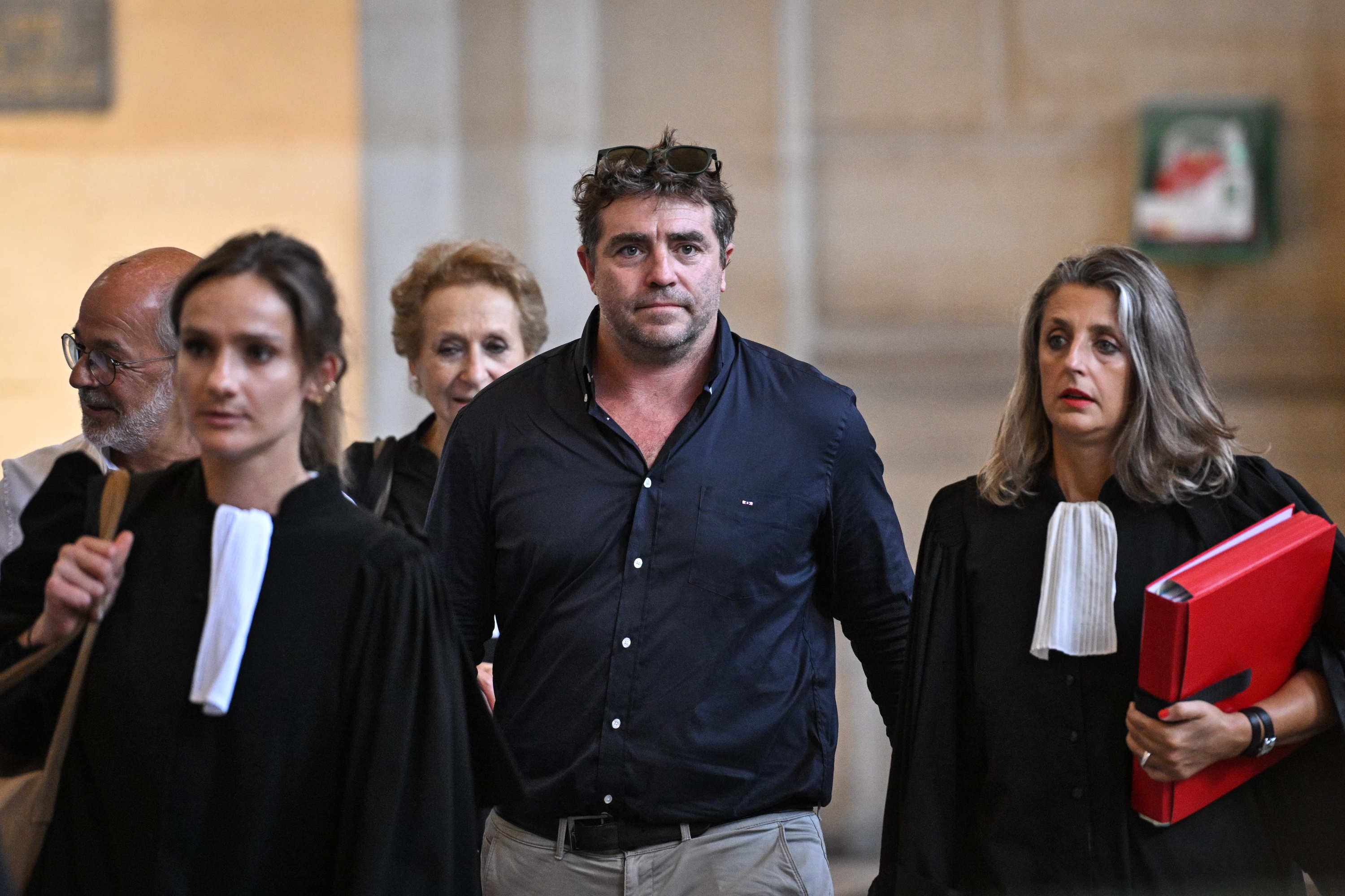 Shaun Hegarty, bere abokatuez inguratua, irailaren 7an, Parisko Krimen Auzitegian. FIRAS ABDULLAH/EFE