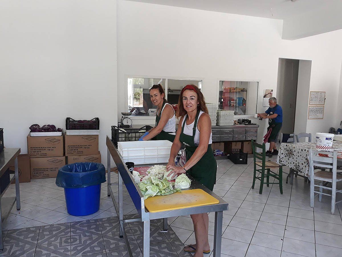 Bi boluntario Zaporeakek Lesbosen (Grezia) duen sukalde batean. GIPUZKOAKO HITZA