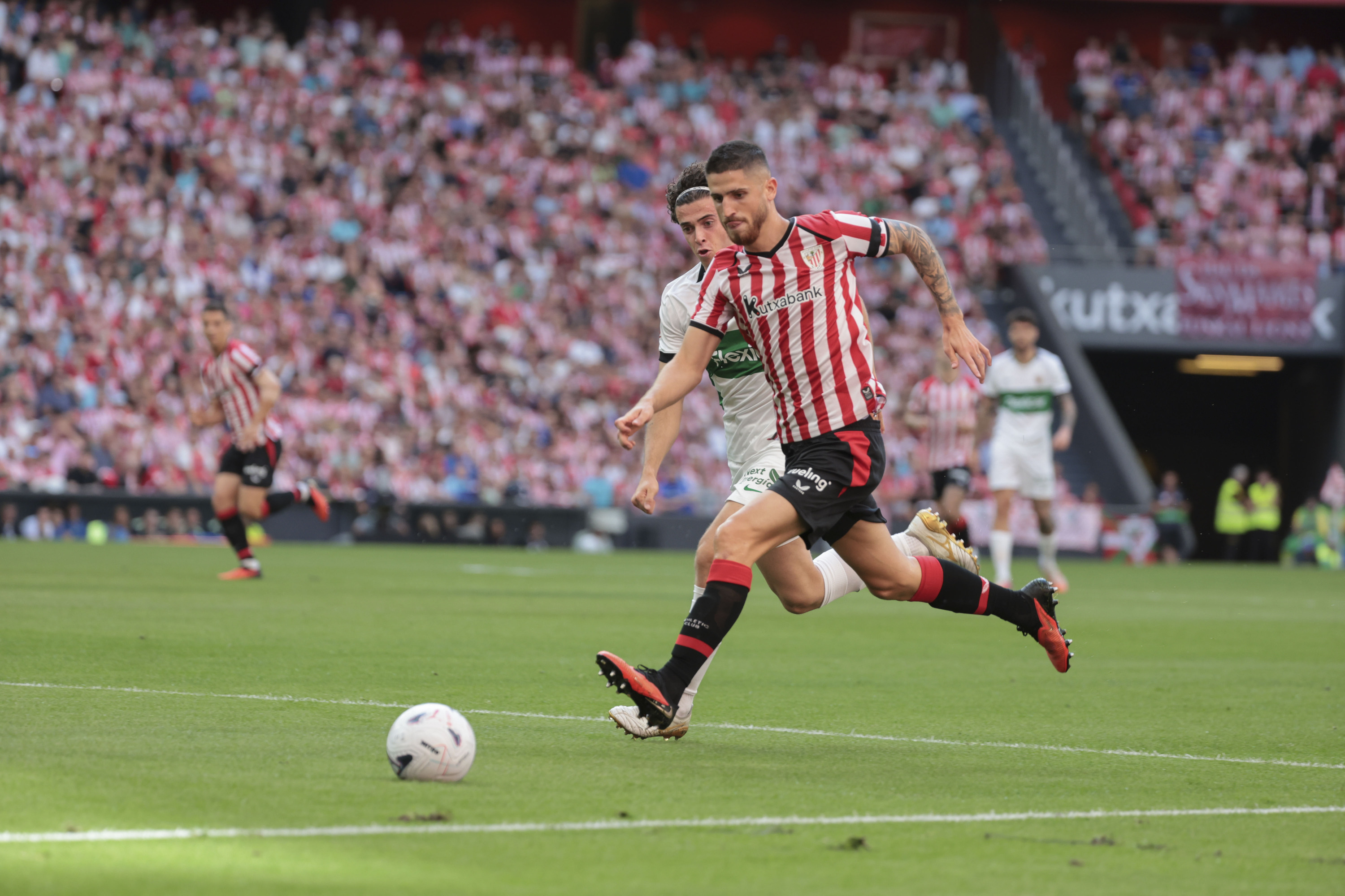 Oihan Sancet Athleticeko jokalaria, Elxen aurkako partidan. LUIS TEJIDO / EFE