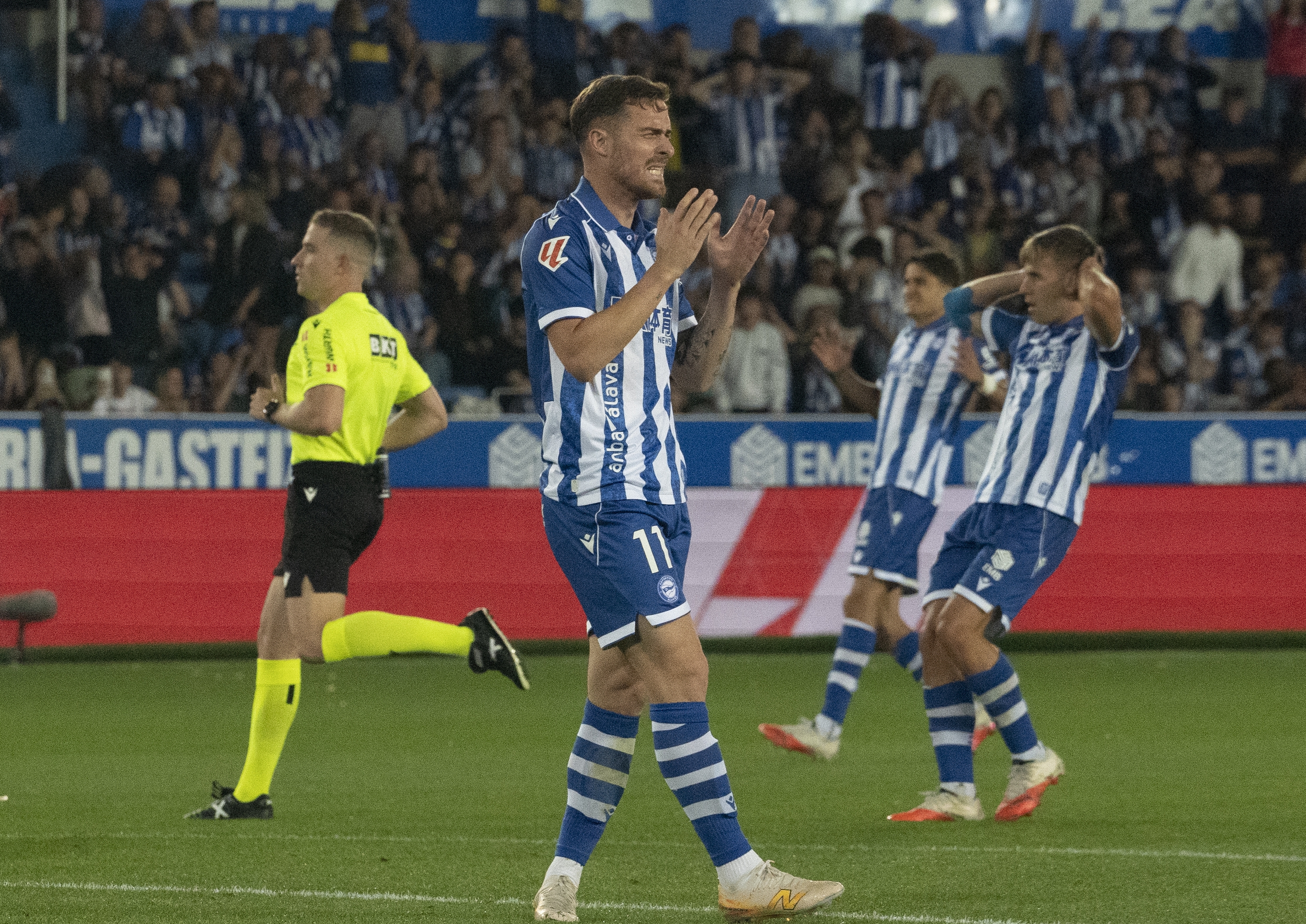 Alaveseko jokalariak, penaz, aukera bat huts egiteagatik. RAUL BOGAJO / FOKU