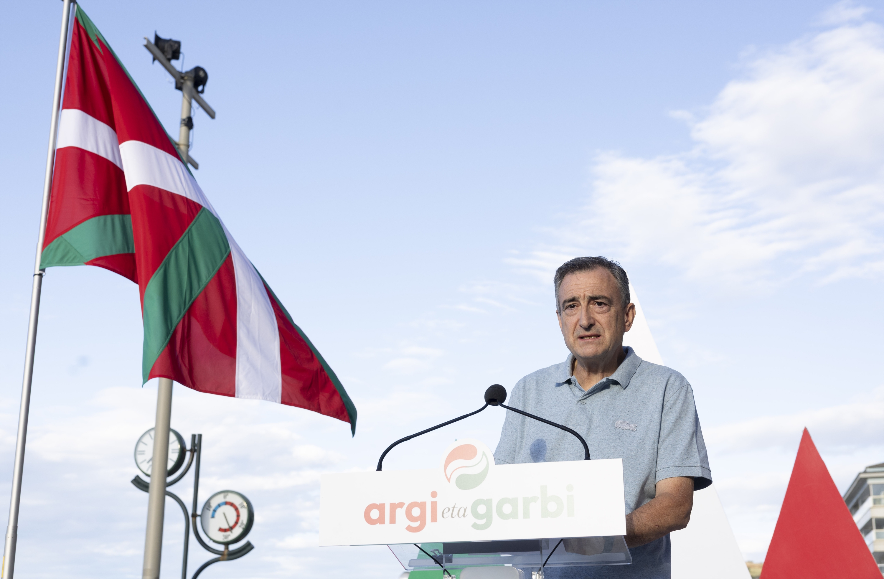 Aitor Esteban jeltzaleen urte politikoaren hasieran, Zarautzen. JAVIER ETXEZARRETA / EFE