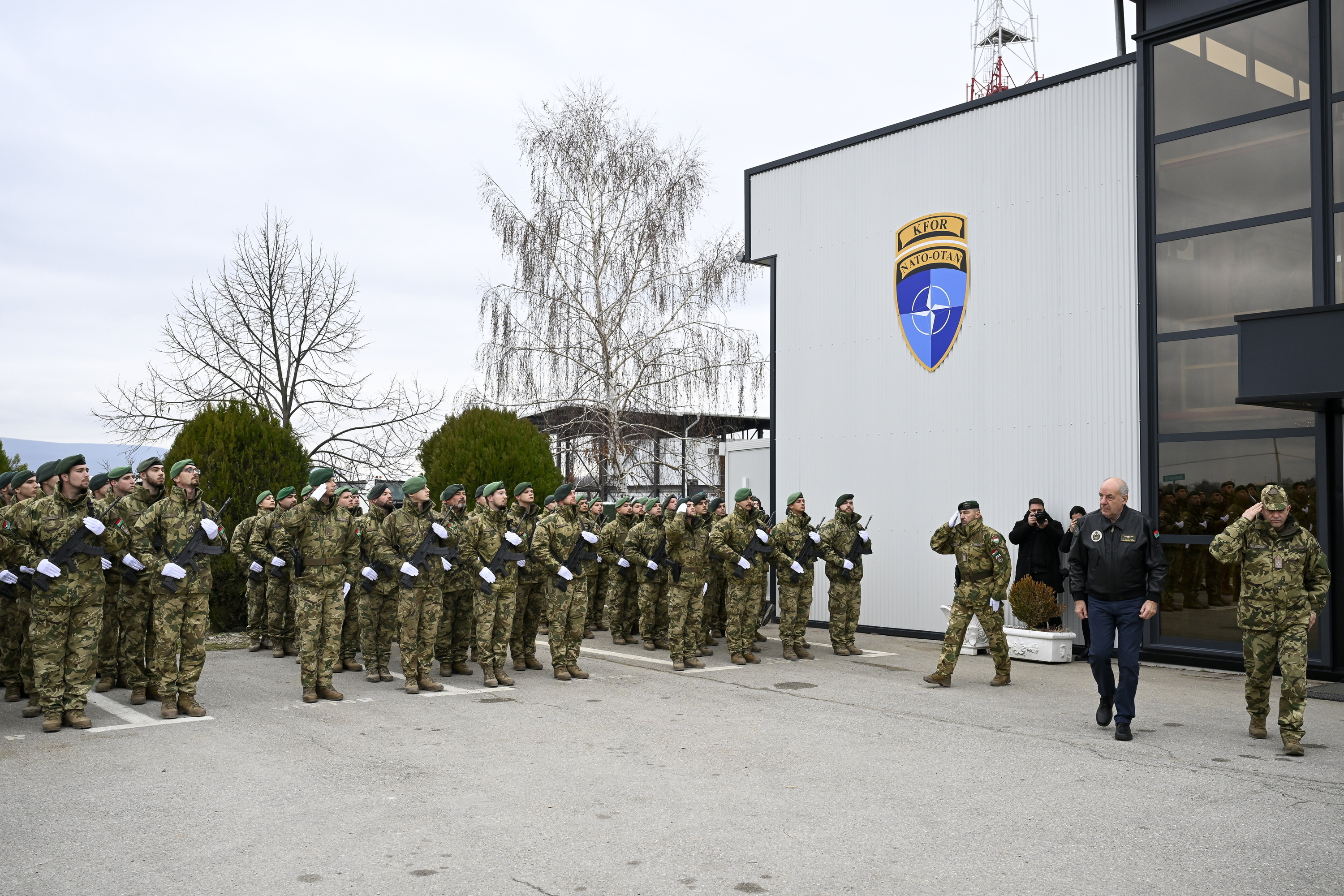 Hungariako soldadu batzuk, KFOR misioan, Pristinan, iragan abenduan. ROBERT HEGEDUS / EFE