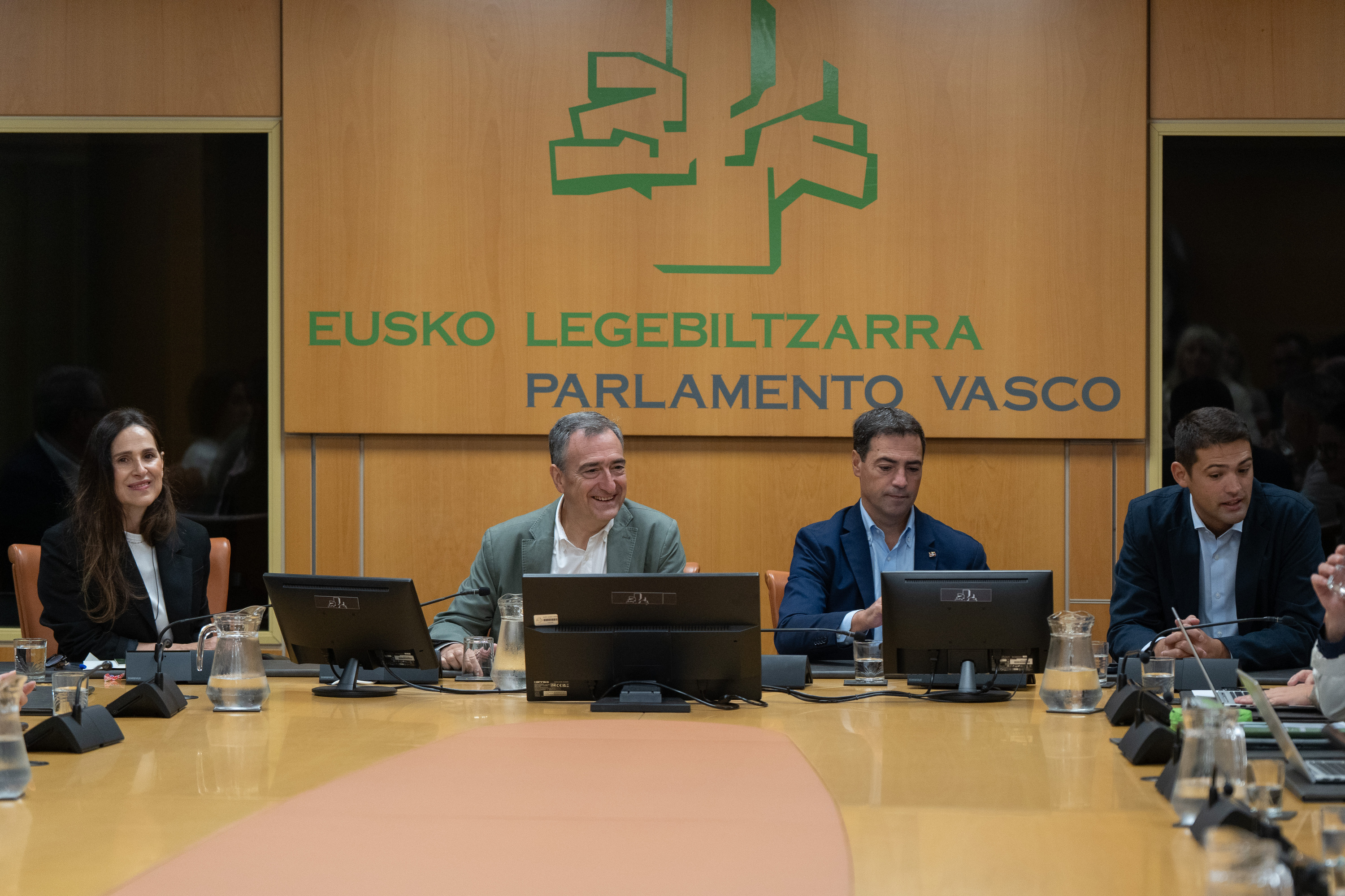 Aitor Estebanek EAJko Eusko Legebiltzarreko taldearekin bilera egin du gaur. ENDIKA PORTILLO / FOKU