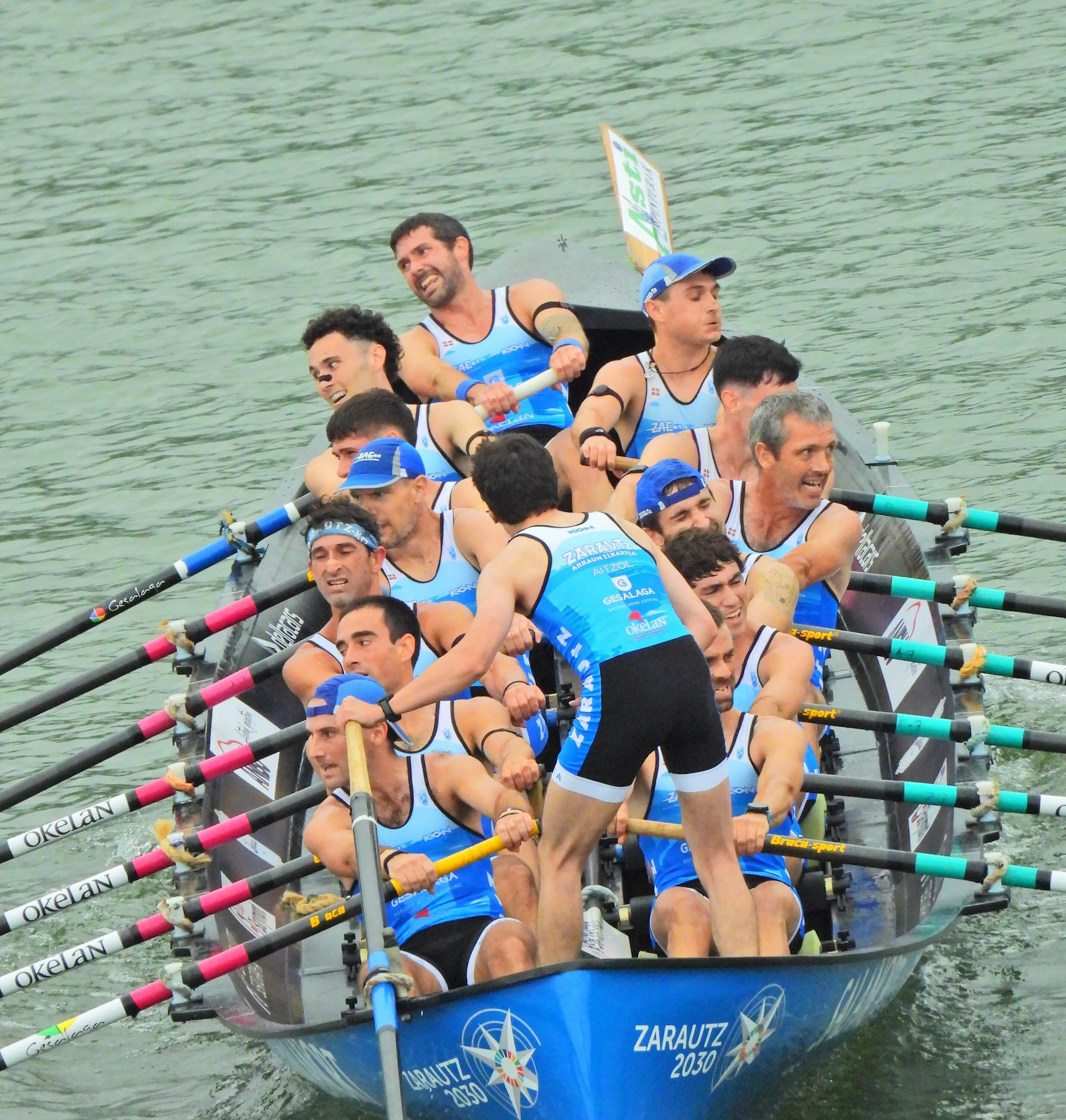 Zarauzko arraunlariak, estropada batean. ZARAUTZ ARRAUN ELKARTEA