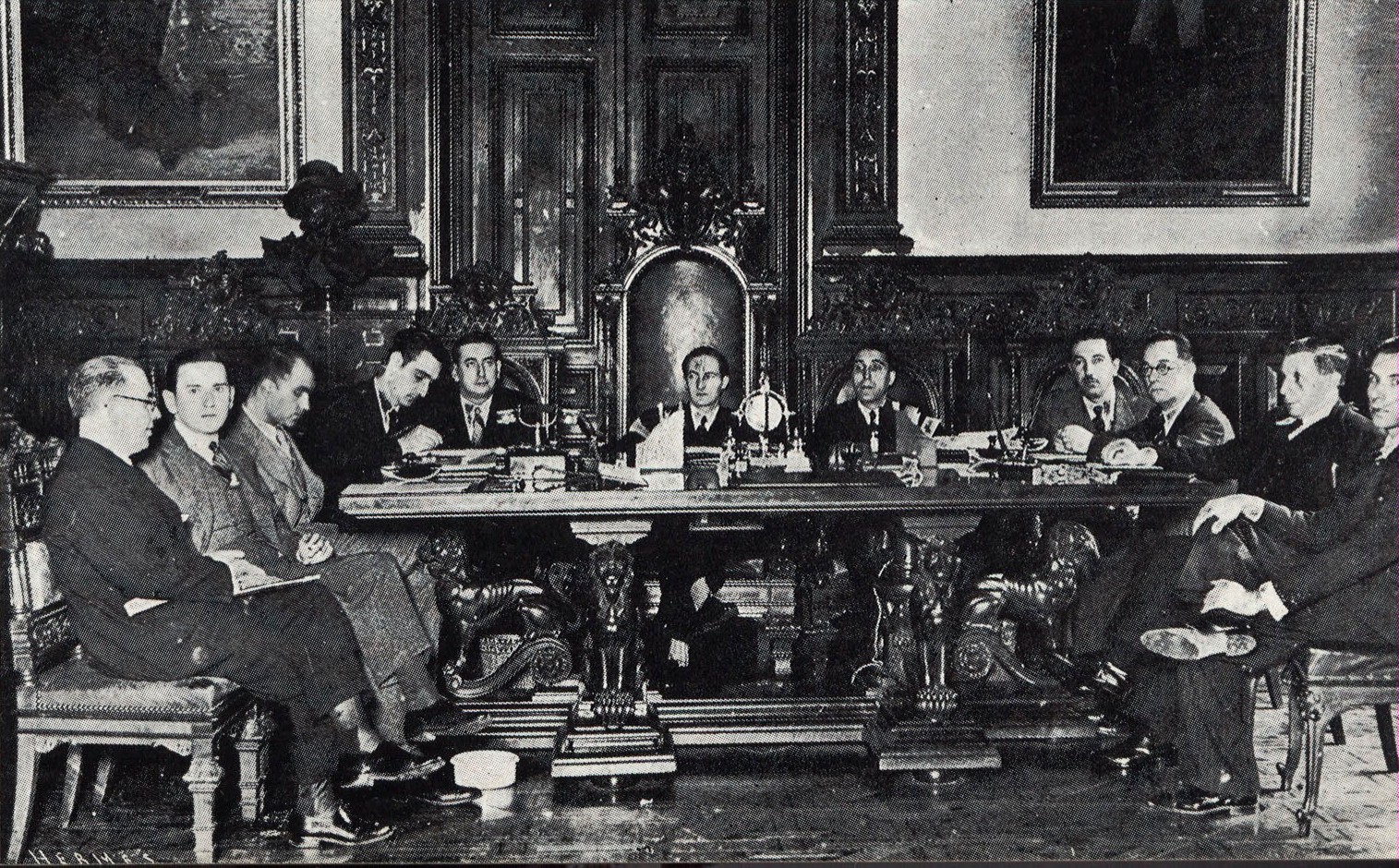Eusko Jaurlaritzaren lehen gobernu kontseilua Bizkaiko Foru Aldundian, 1937an. JON PENCHEK UTZIA