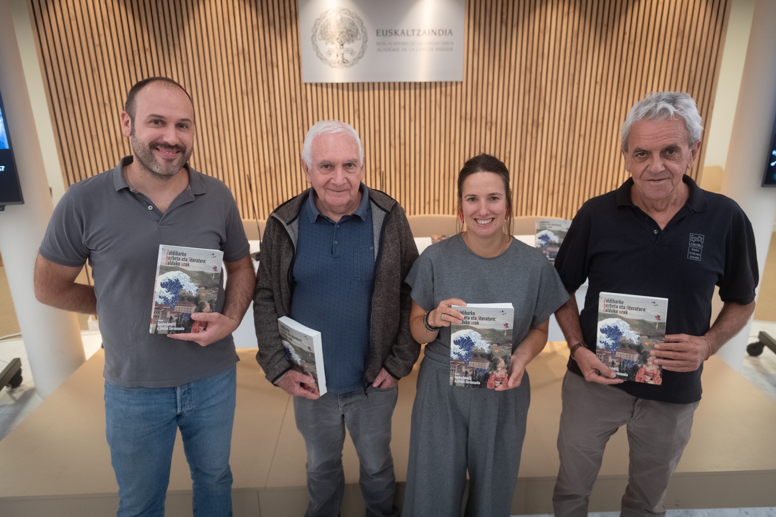 Lander Majuelo, Joseba Sarrionandia, Eneritz Azpitarte Zaldibarko alkatea eta Gaizka Zabarte. GORKA RUBIO / FOKU Lander Majuelo, Joseba Sarrionandia, Eneritz Azpitarte Zaldibarko alkatea eta Gaizka Zabarte. GORKA RUBIO / FOKU