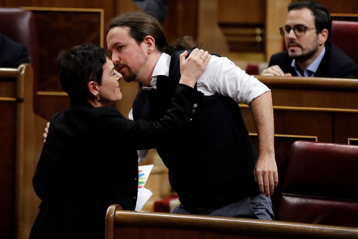 Mertxe Aizpurua eta Pablo Iglesias elkar agurtzen Espainiako Kongresuan. JUAN CARLOS IDALGO/ EFE