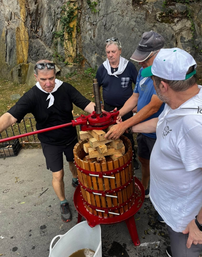 Portugaleteko Mahastizainak elkarteko boluntarioak, mahatsa prentsatzen, irailaren 7an. PORTUGALETEKO MAHASTIZAINAK Portugaleteko Mahastizainak elkarteko boluntarioak, mahatsa prentsatzen, irailaren 7an. PORTUGALETEKO MAHASTIZAINAK