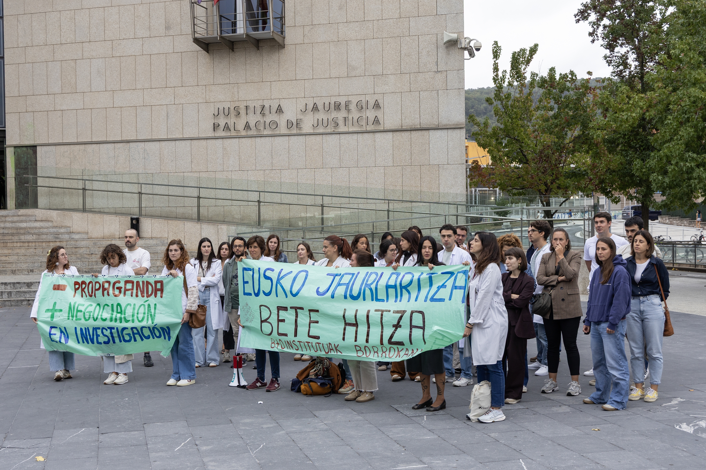 Ikerketa institutuetako langileak, gaur, Donostian, epaitegira sartu aurretik. MAIALEN ANDRES / FOKU