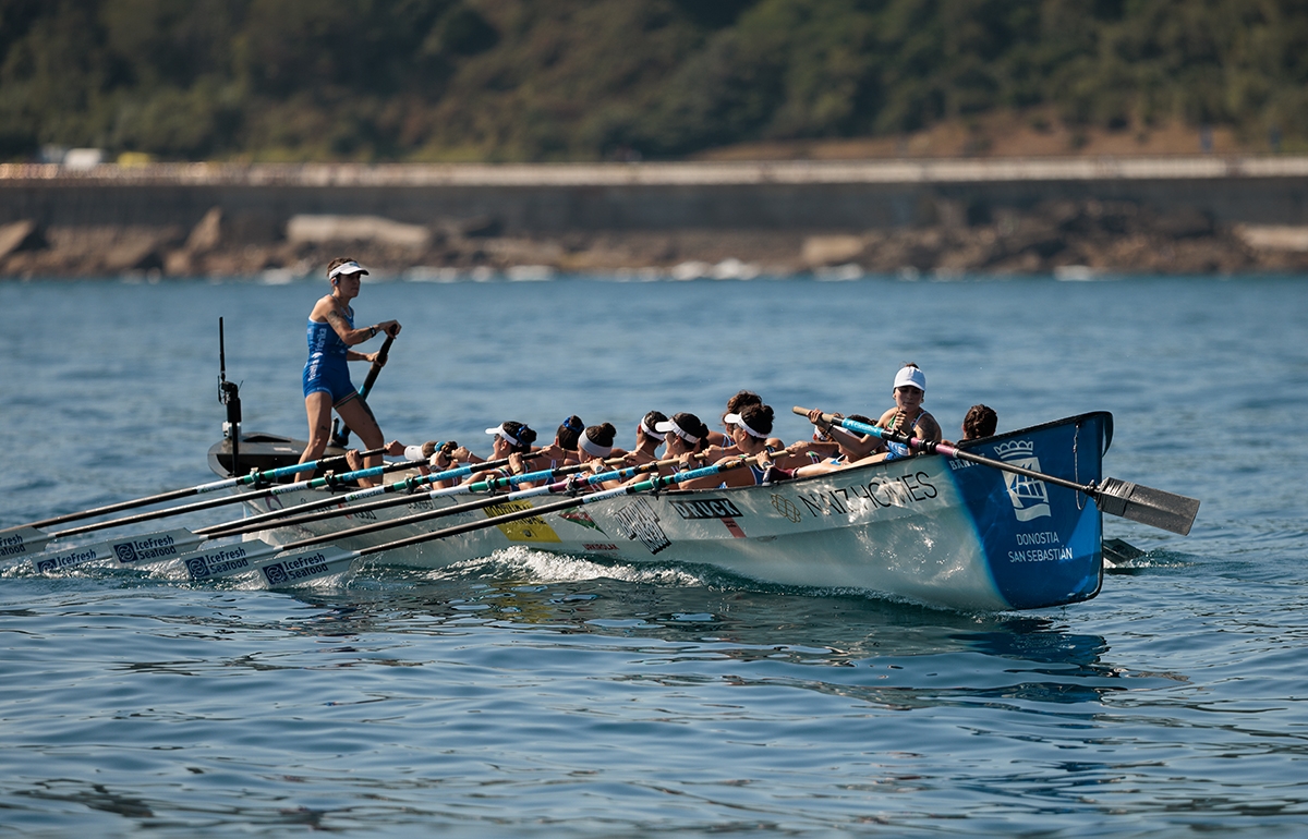 Donostiarrako ontzia, denboraldi honetan, Zarautzen jokatutako estropadan. AITOR ARRIZABALAGA / TKE