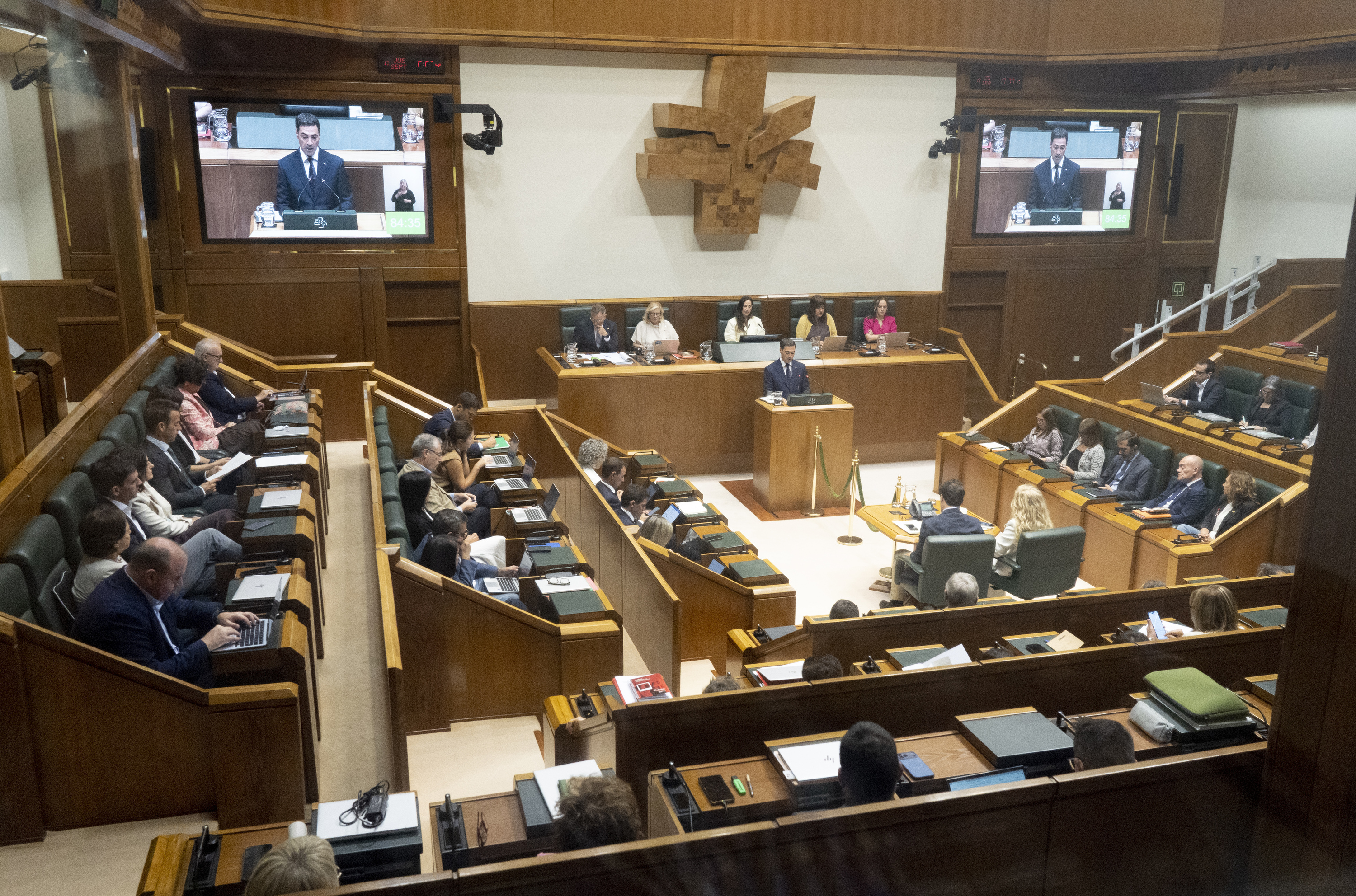 Eusko Legebiltzarreko osoko bilkura, gaur, Pradales hizketan ari dela. RAUL BOGAJO / FOKU