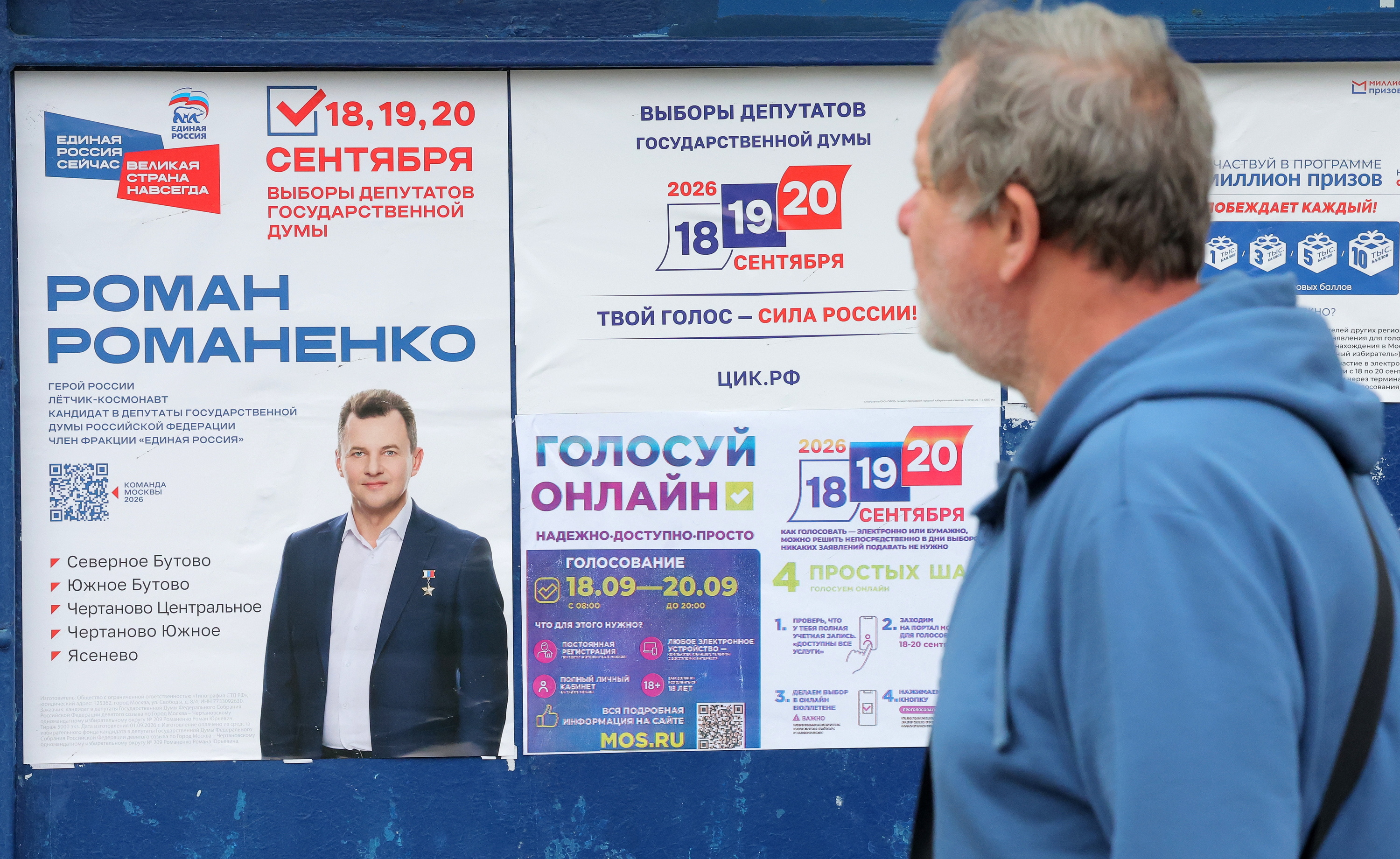 Gizon bat Moskun, asteon, behe ganberarako hauteskundeak iragartzen dituzten afixei begira. MAXIM XIPENKOV / EFE