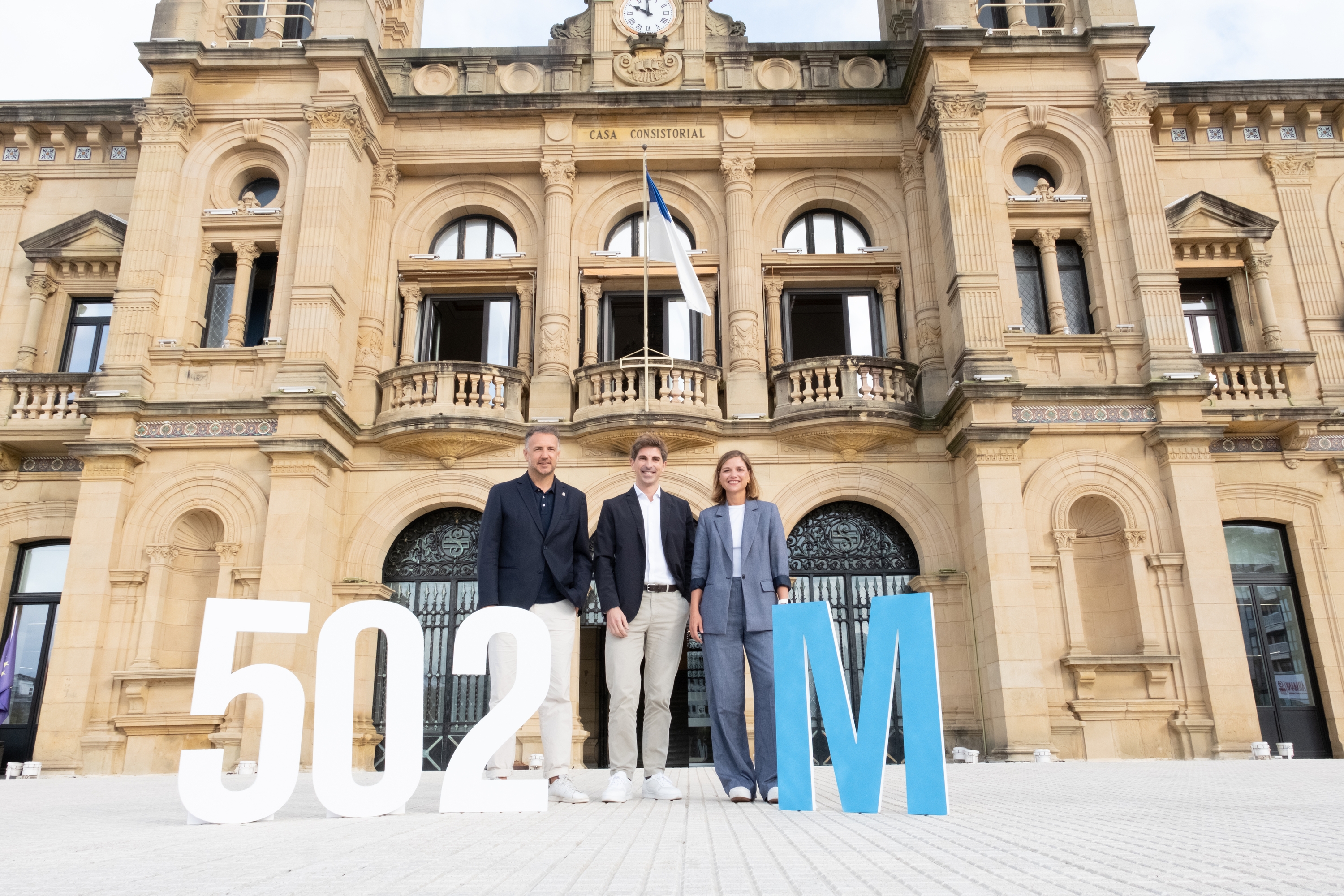 Jon Insausti, Kerman Orbegozo eta Ane Oiarbide, gaur, 2027rako aurrekontuen aurkezpenean. DONOSTIAKO UDALA