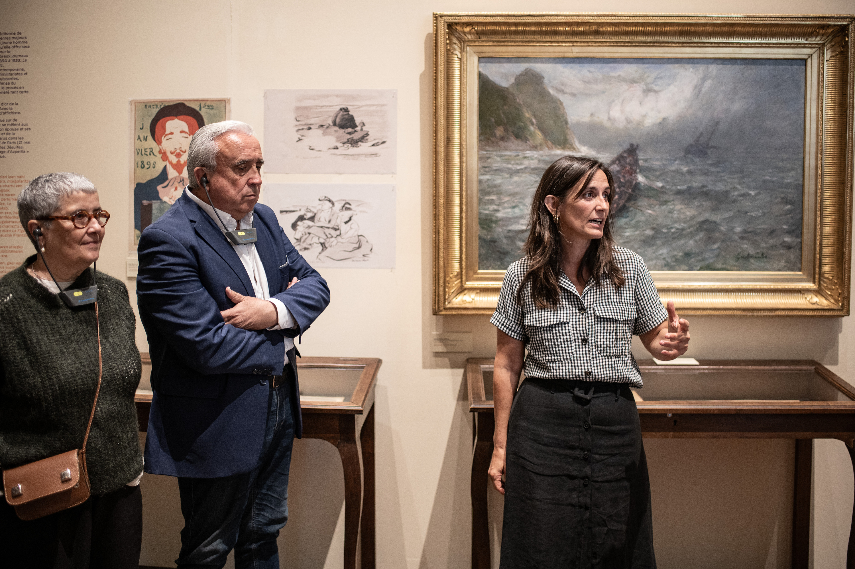 Ezkerretik eskuinera: Sabine Cazenave, Yves Ugalde eta Amaia Lixeratzu, gaur goizean, Baionako Euskal Museoan. PATXI BELTZAIZ